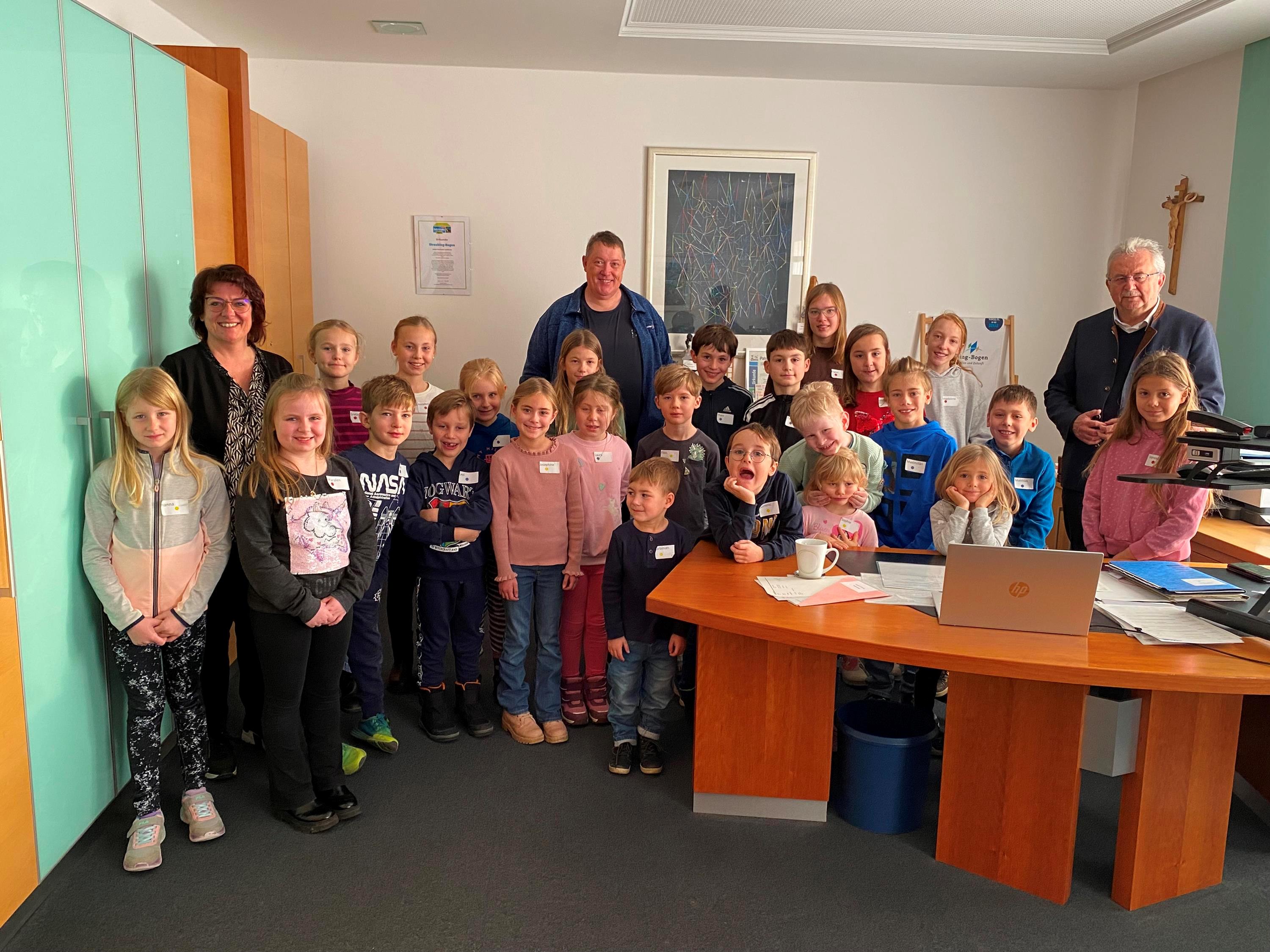 Die Kinder im Büro des Landrats 