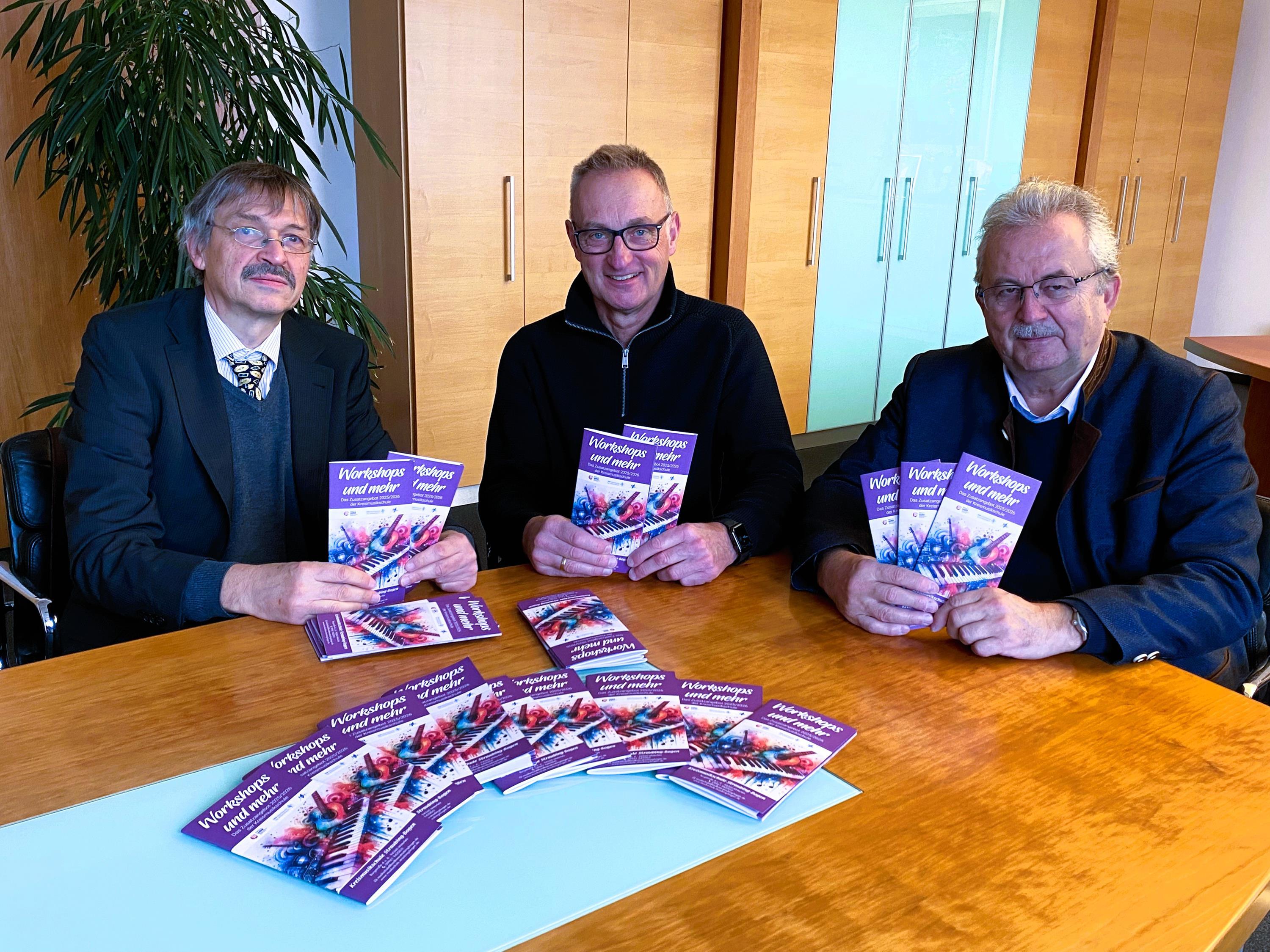 Stefan Seyfried, Andreas Friedländer und Landrat Josef Laumer 