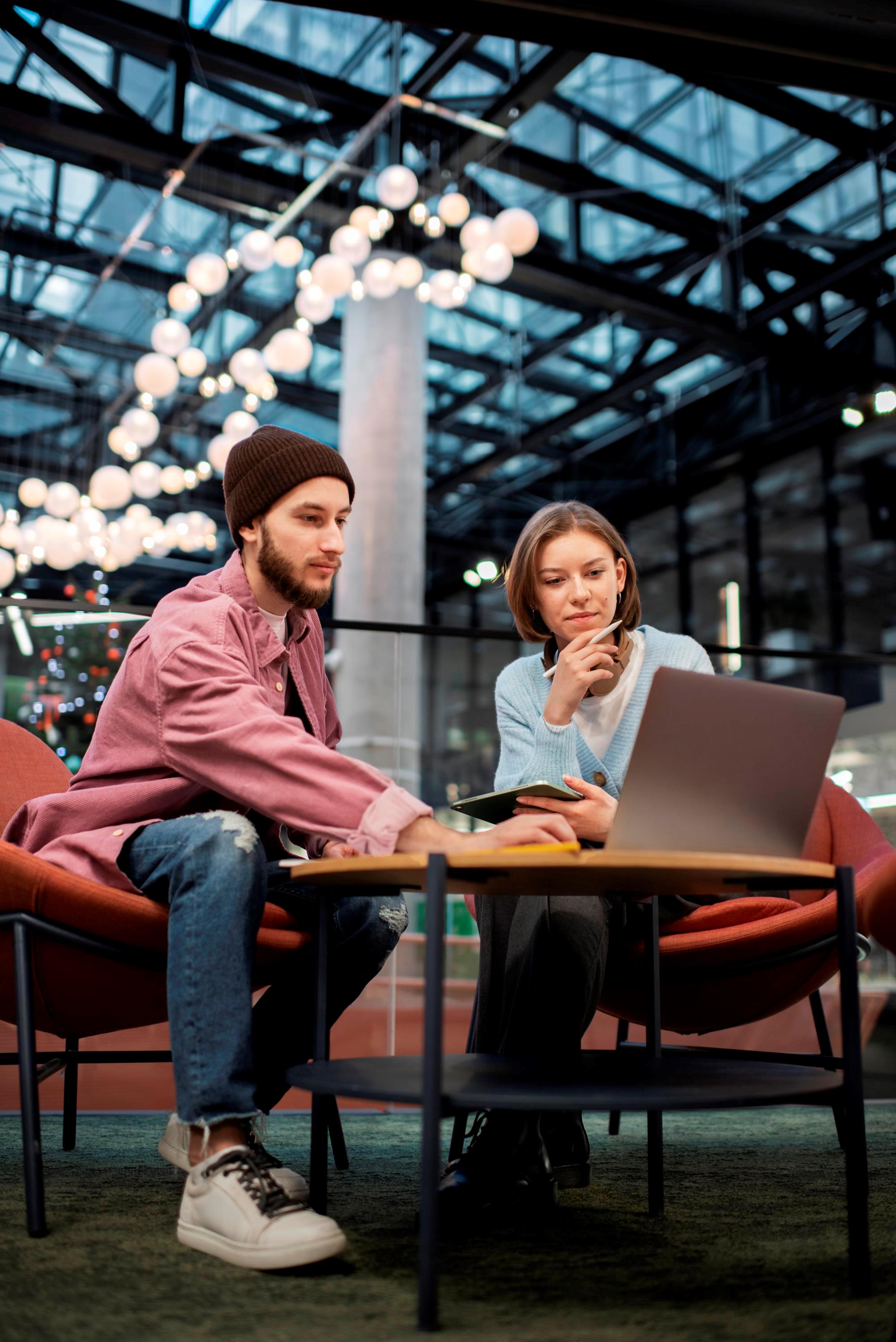 Symbolbild eines Teams, das gemeinsam an einem Projekt arbeitet