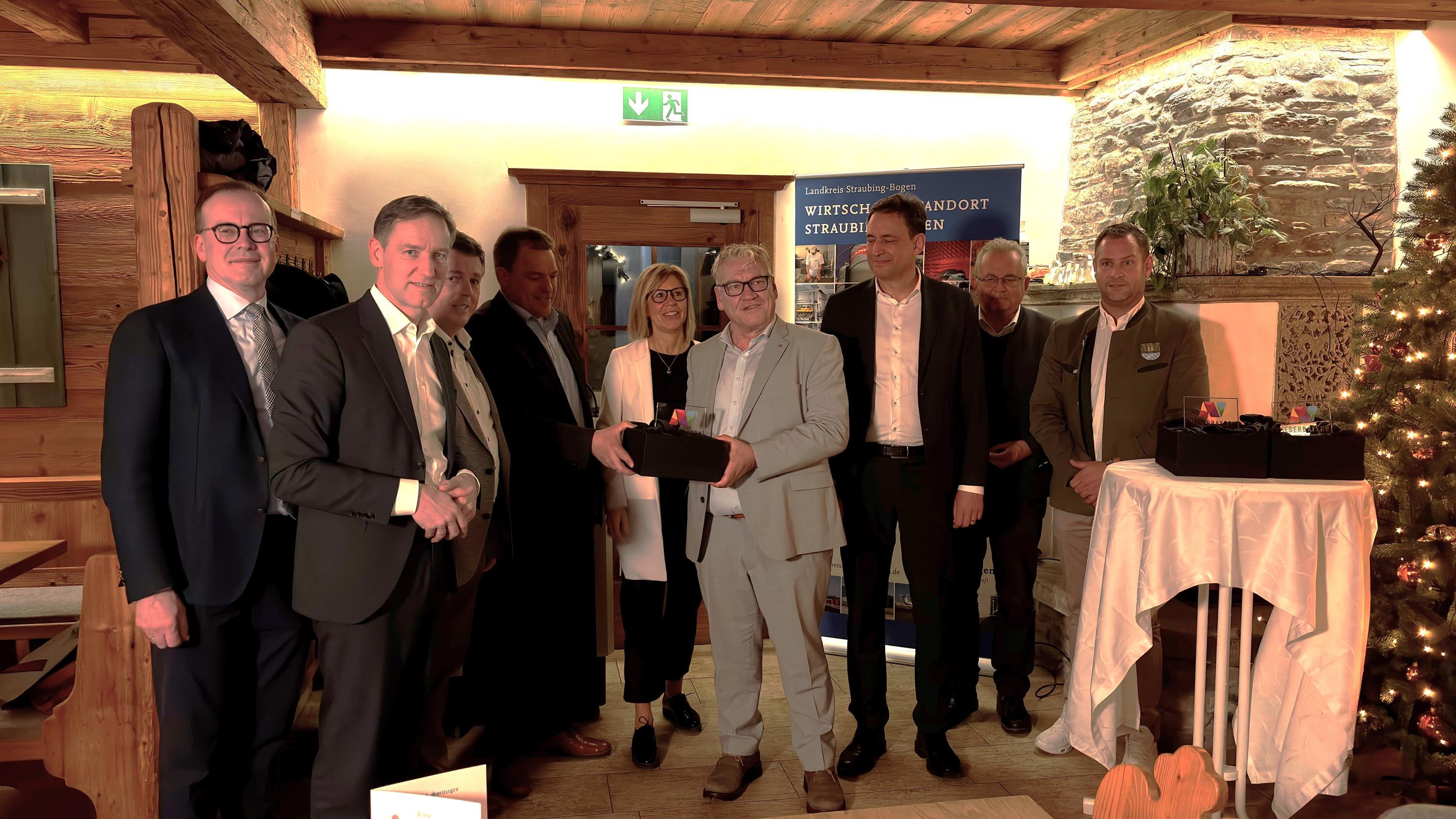 Die Auszeichnung wird an die Firma Schambeck übergeben.