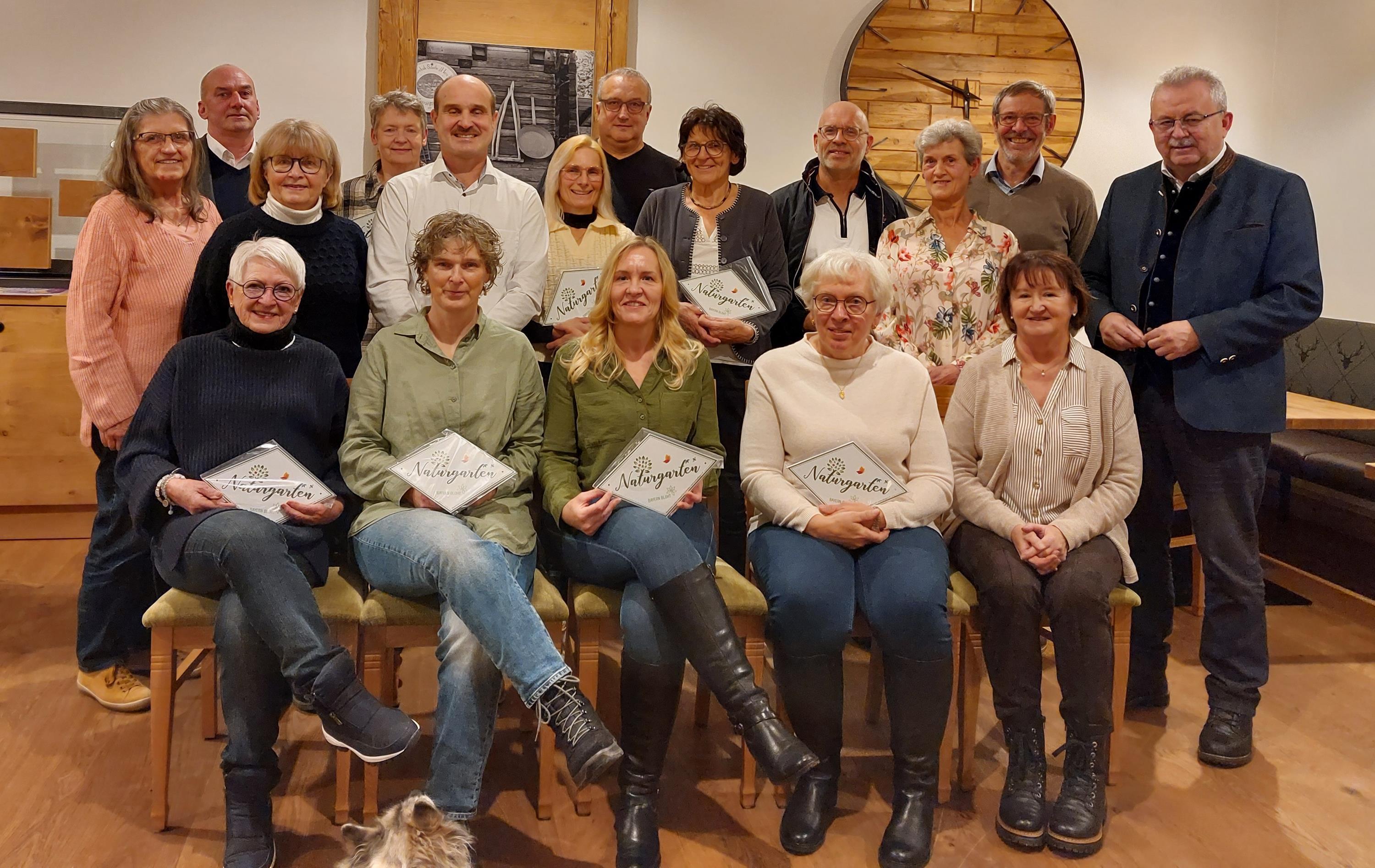 Die zertifizierten Gartenbesitzer gemeinsam mit den Ehrengästen.