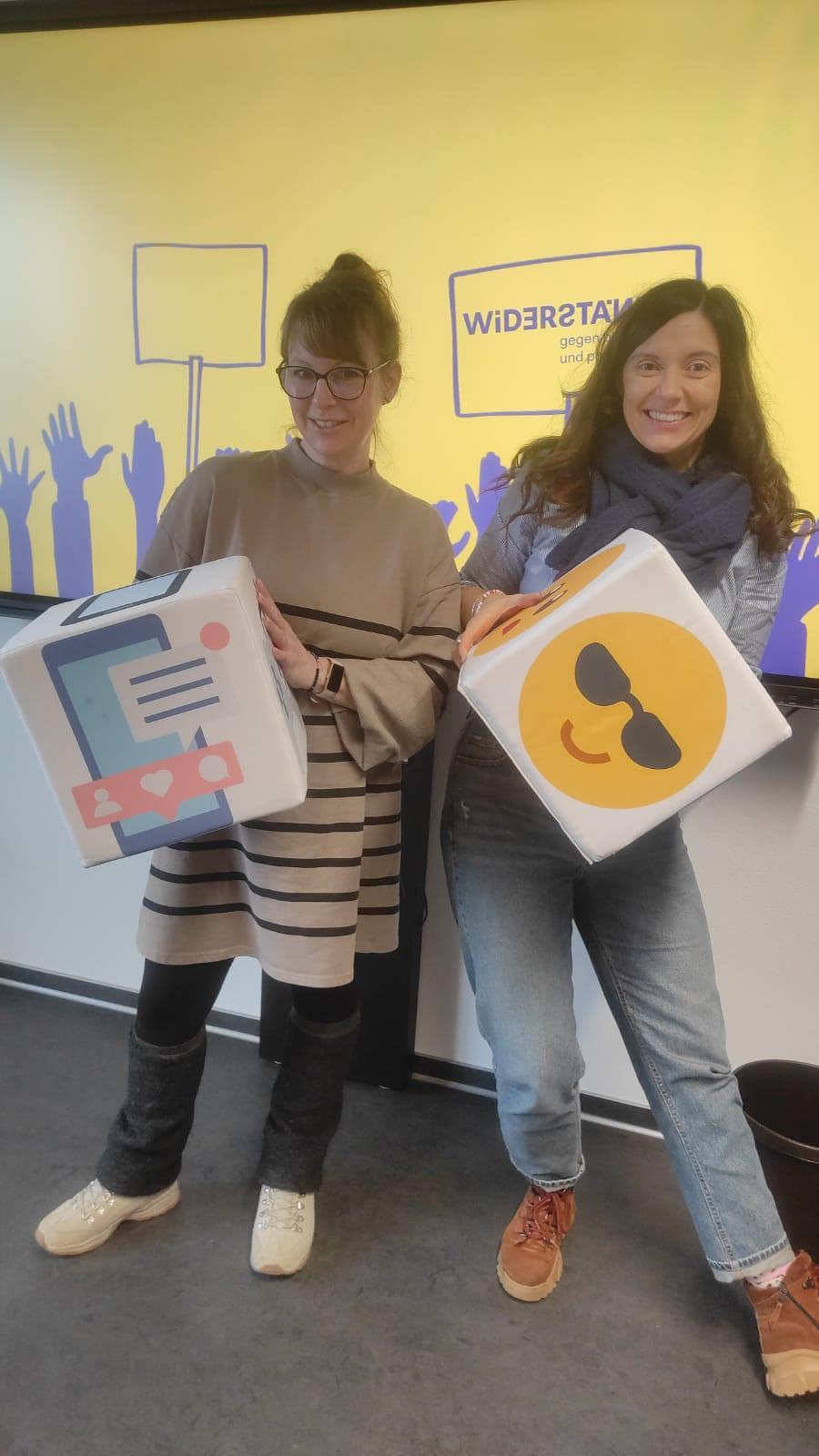Ein gutes Team: Medienpräventionskraft Doris Giesa (l) zusammen mit Kommunaler Jugendpflegerin Julia Stadler (r.)
