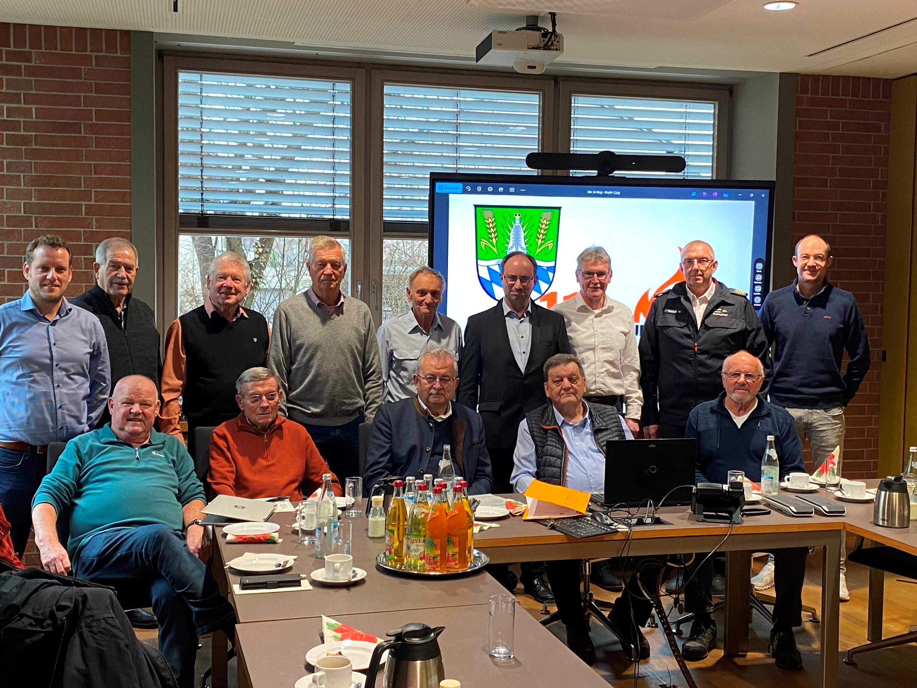 Die ehemaligen Führungsdienstgrade gemeinsam mit den Gästen.