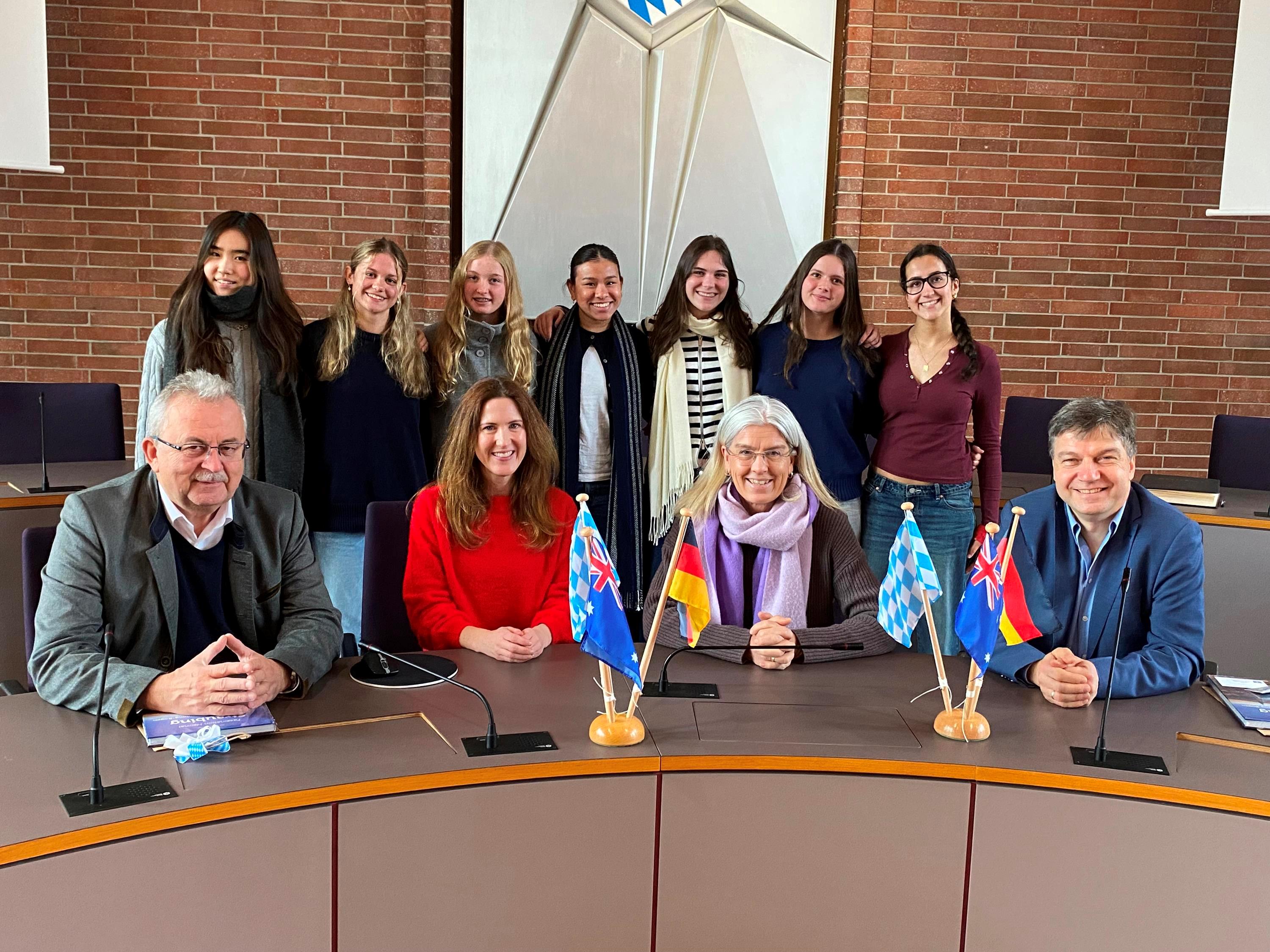 Die australischen Gastschülerinnen im Sitzungssaal des Landratsamtes