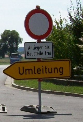 Straßensperre zwischen Gneißen und Klinglbach