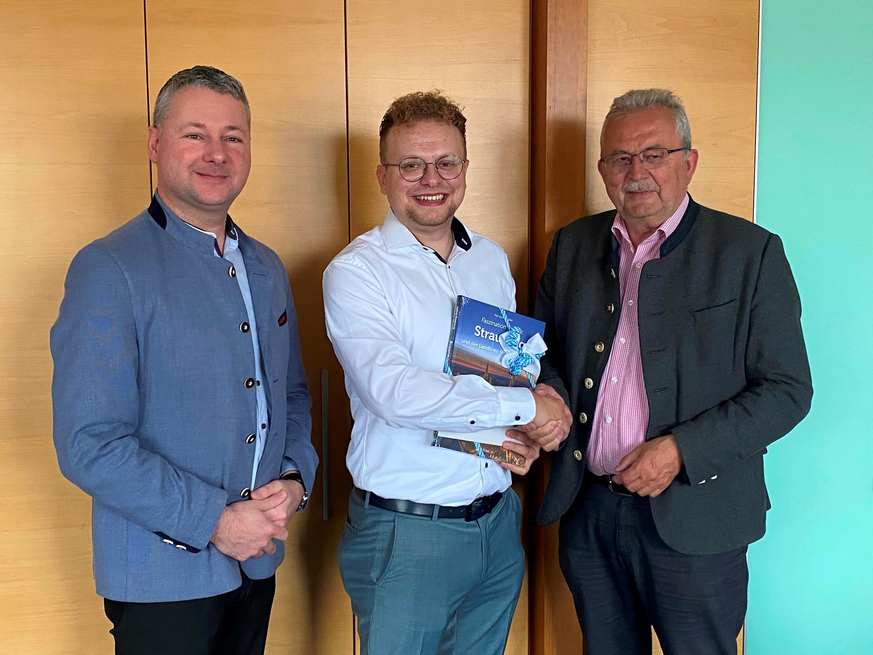 Lorenz Wirth bei der Gratulation von Landrat Laumer im Landrats-Büro