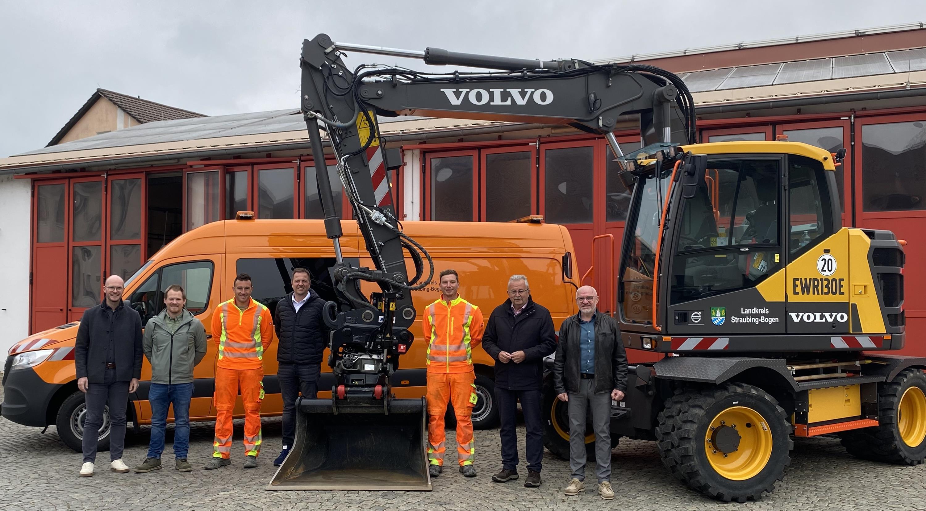 Die beiden Fahrzeuge im Kreisbauhof in Ittling mit den Gästen