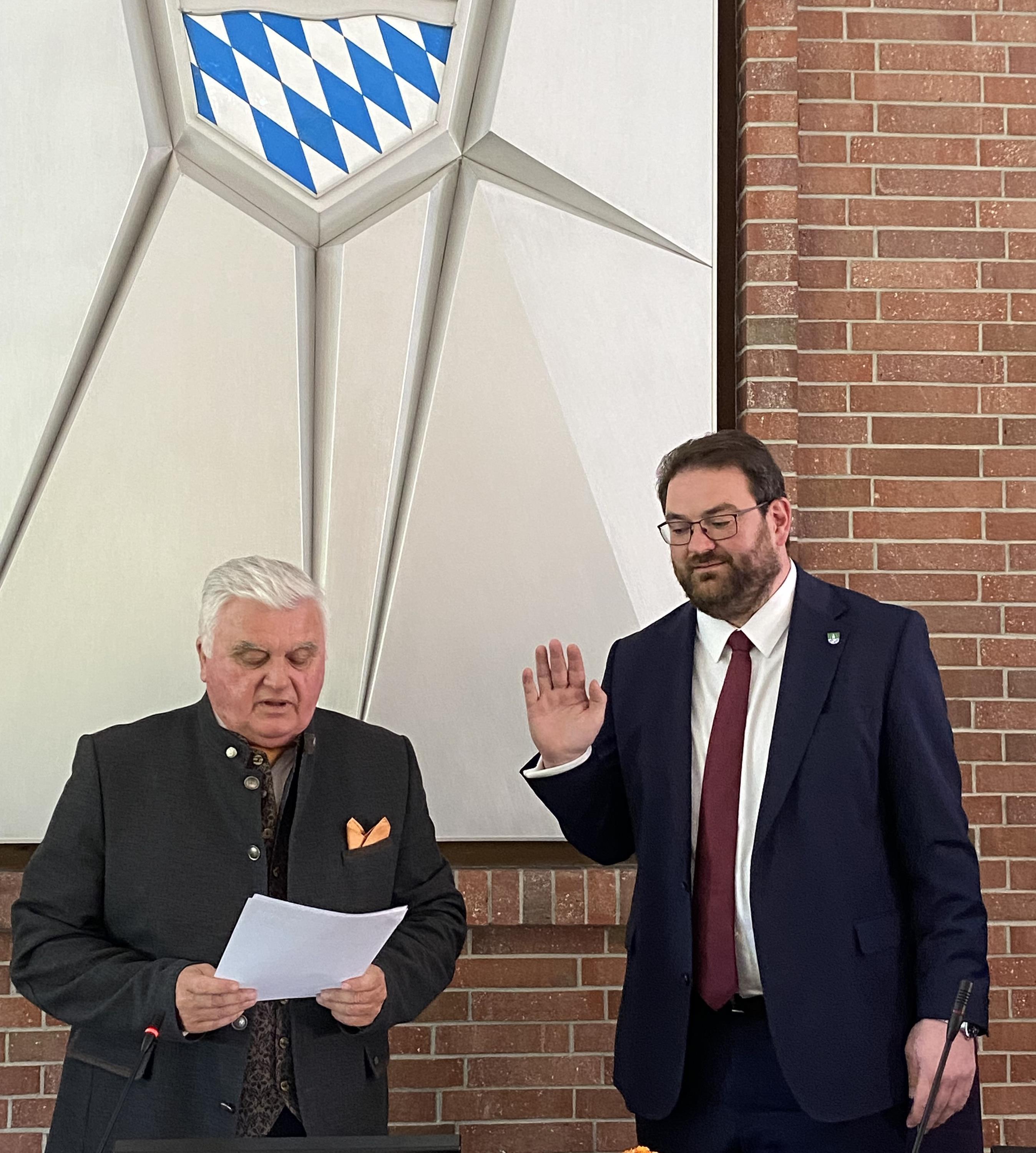 Der neue Landrat wird vom Kreistagsältesten Ludwig Waas vereidigt