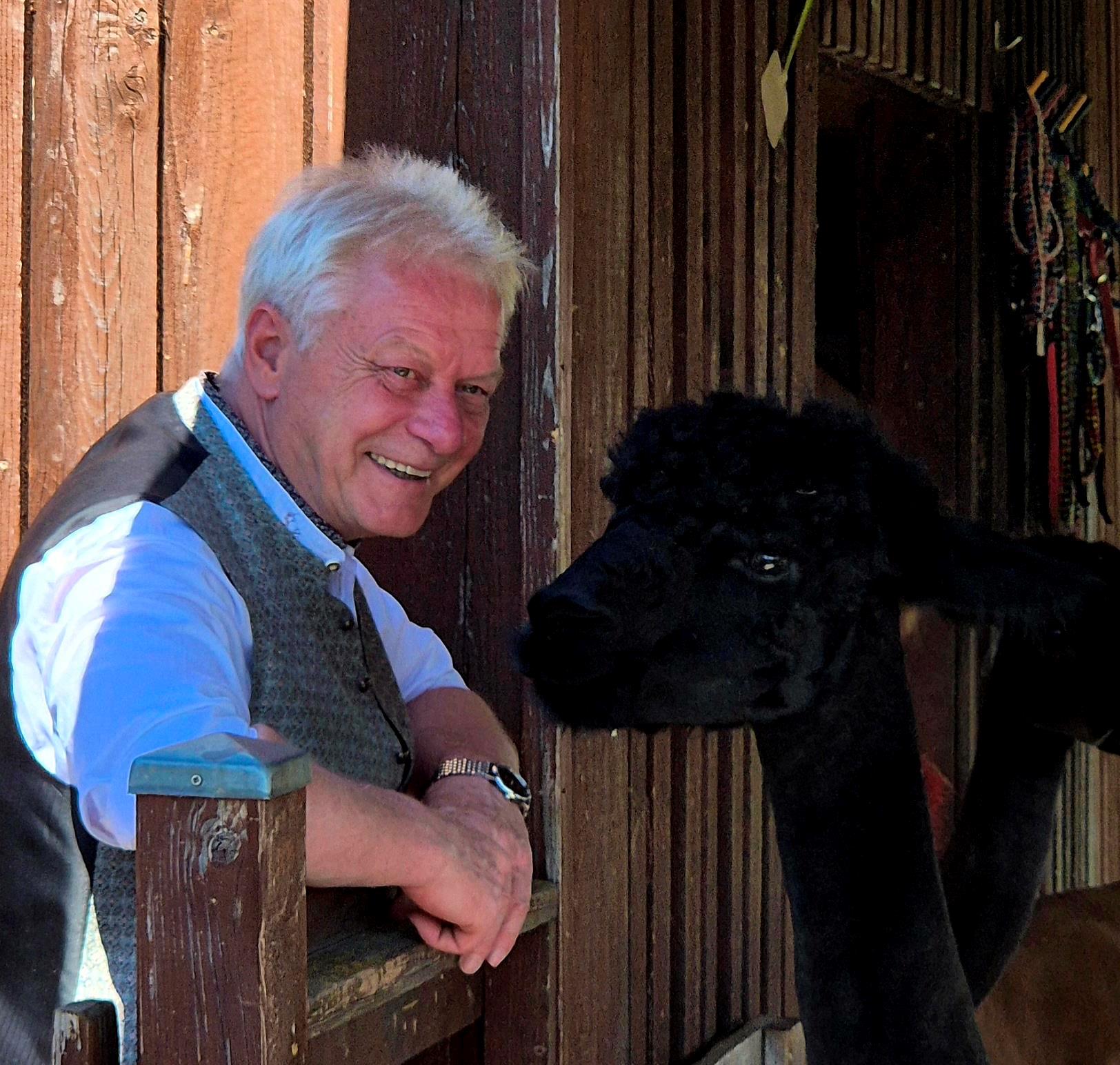 Bundesminister Rainer mit Alpaka Nero