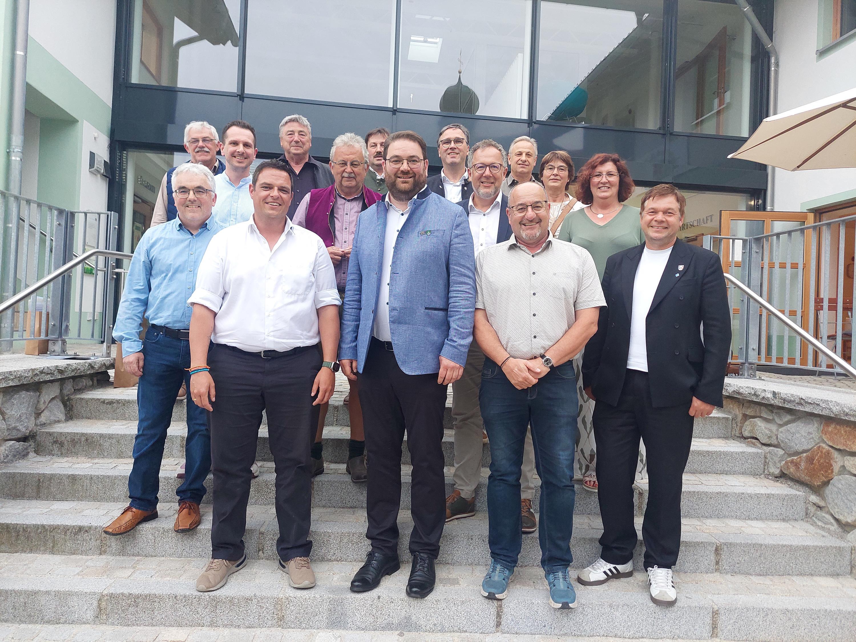 Die alte und neue Vorstandschaft beim Gruppenbild