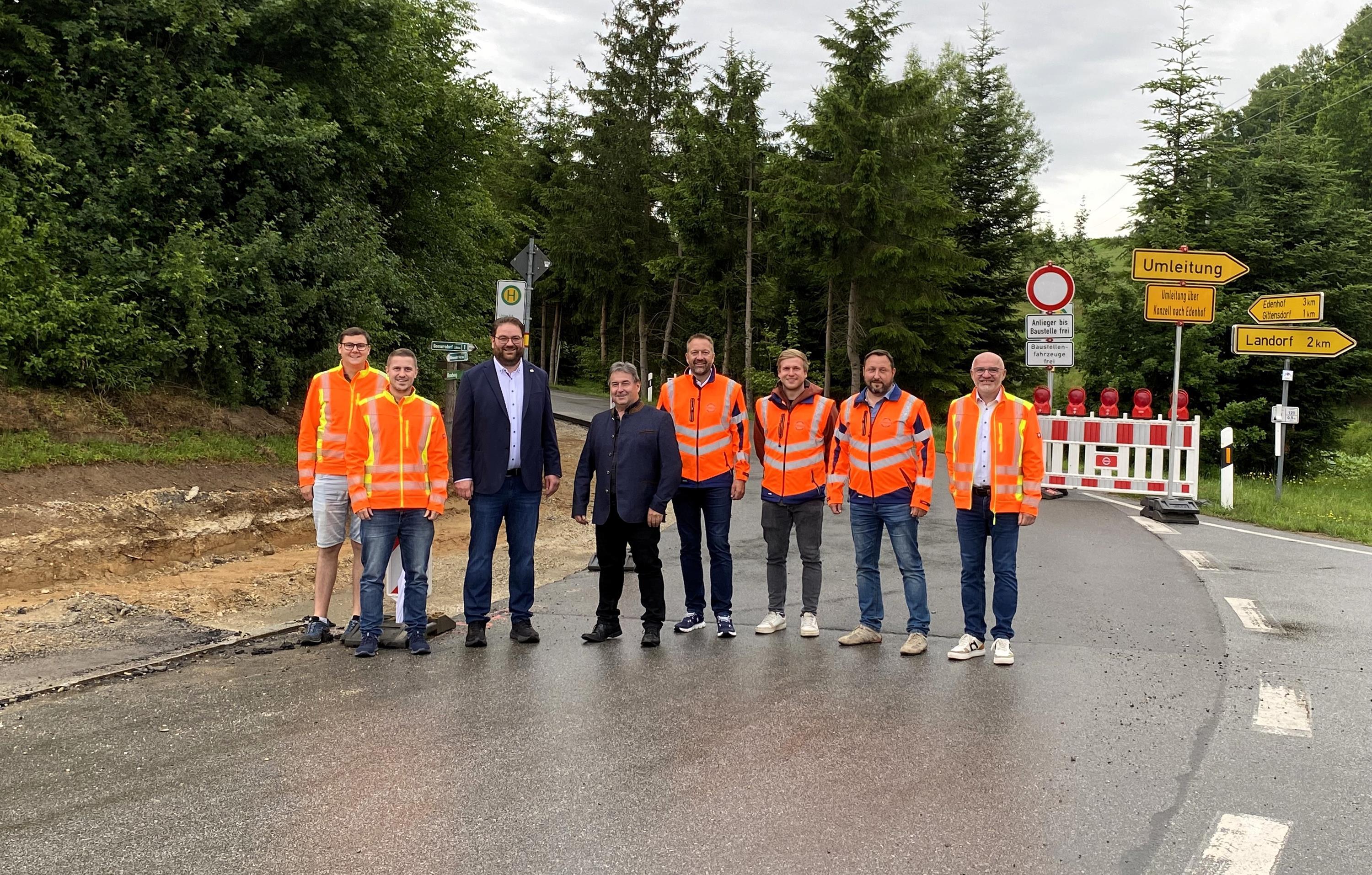 Gruppenfoto an der Baustelle in Loitzendorf