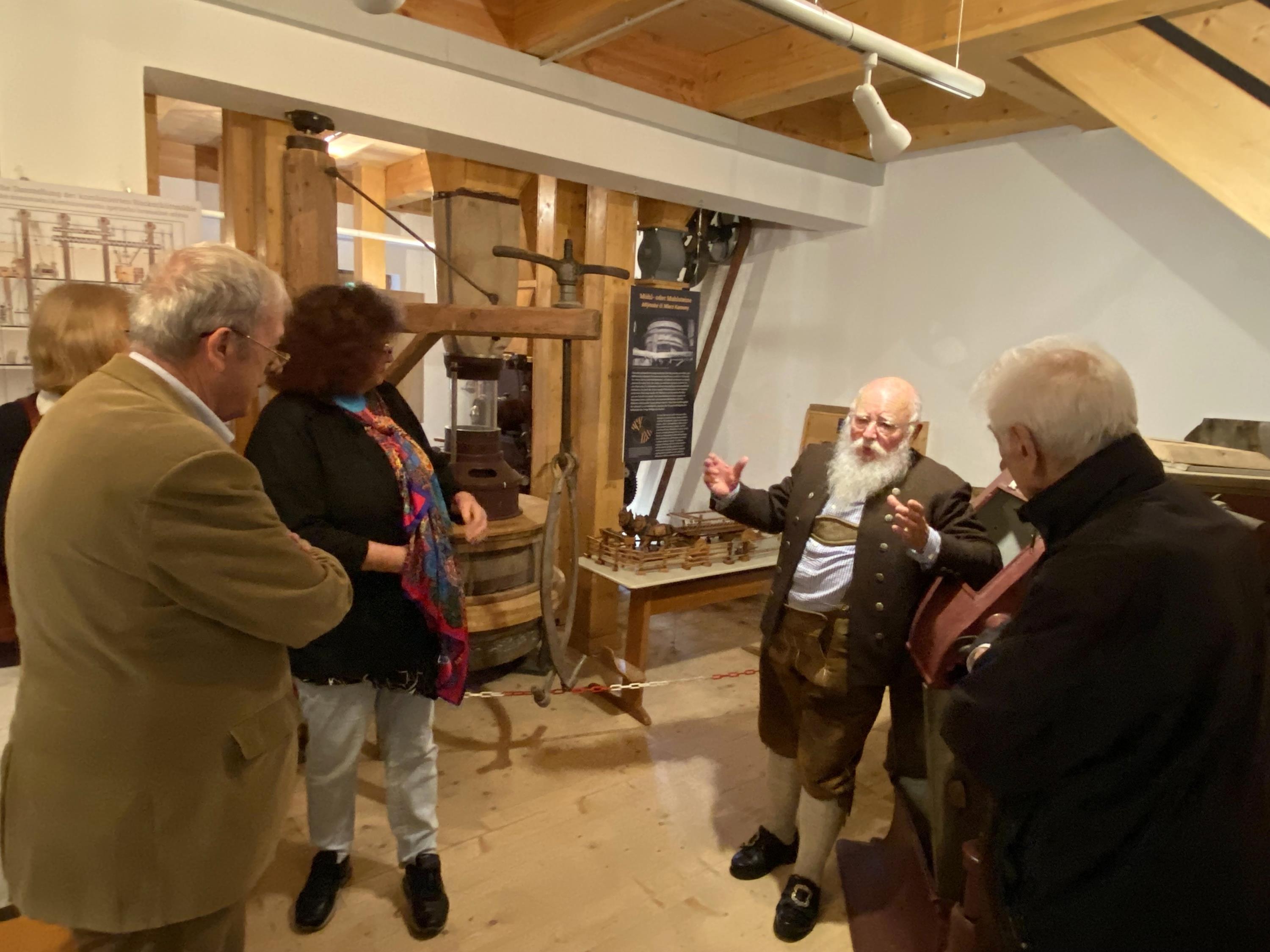 Franz Rainer führt die Gäste durch das Mühlenmuseum.