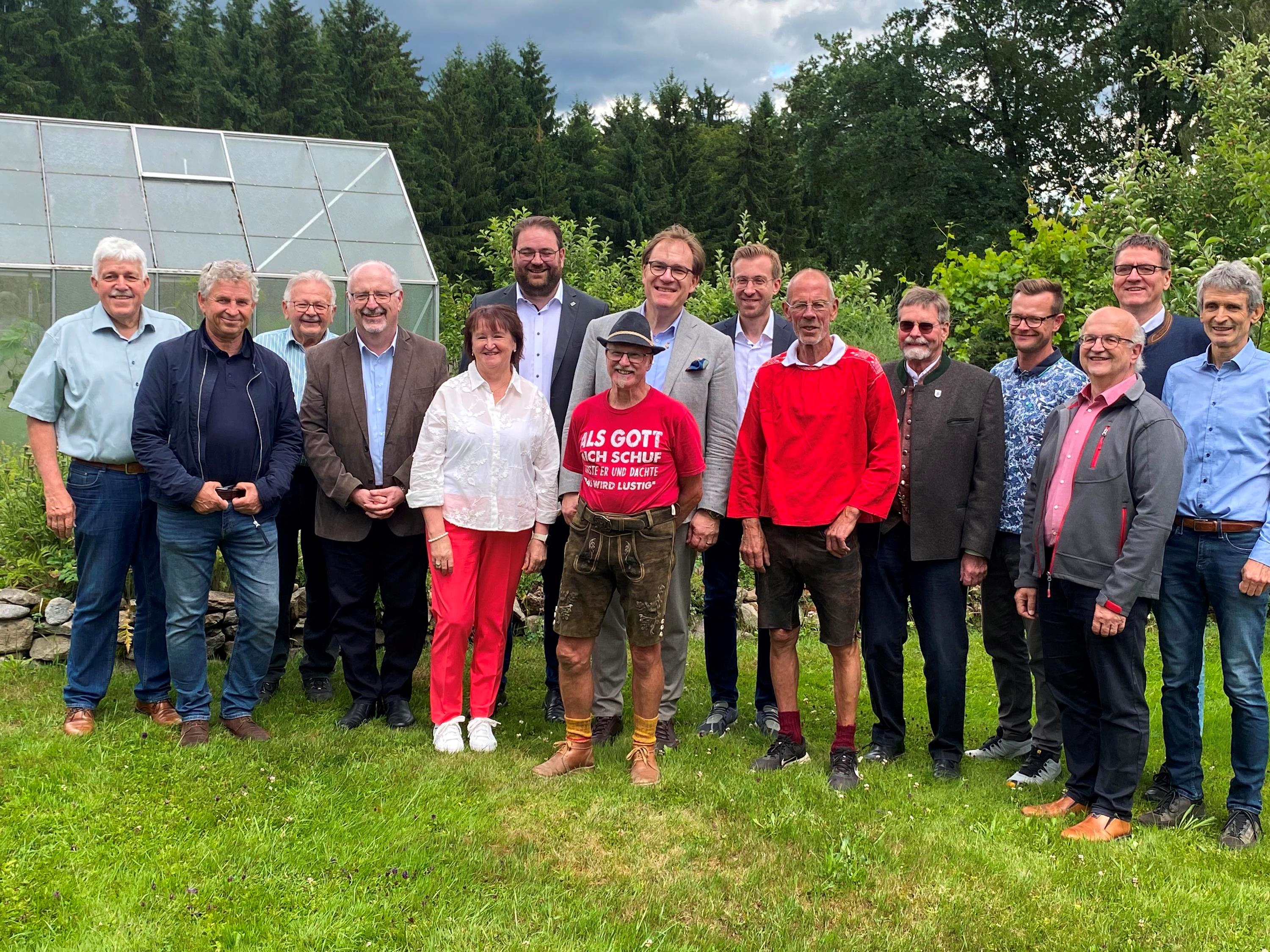 Die Ehrengäste beim Gruppenbild im Garten in Schwarzach