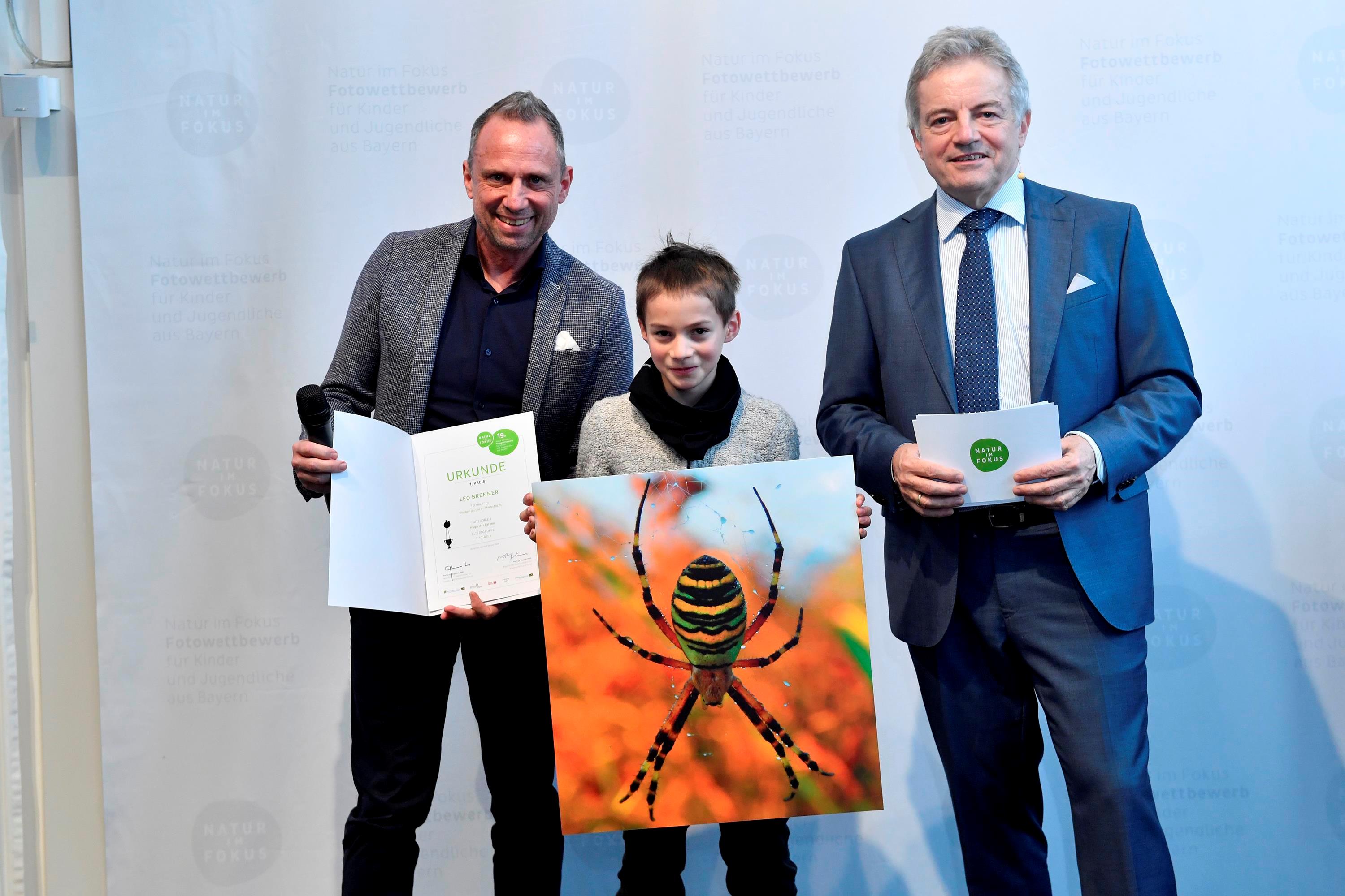 Bild von der Preisverleihung 2025 mit 3 Personen