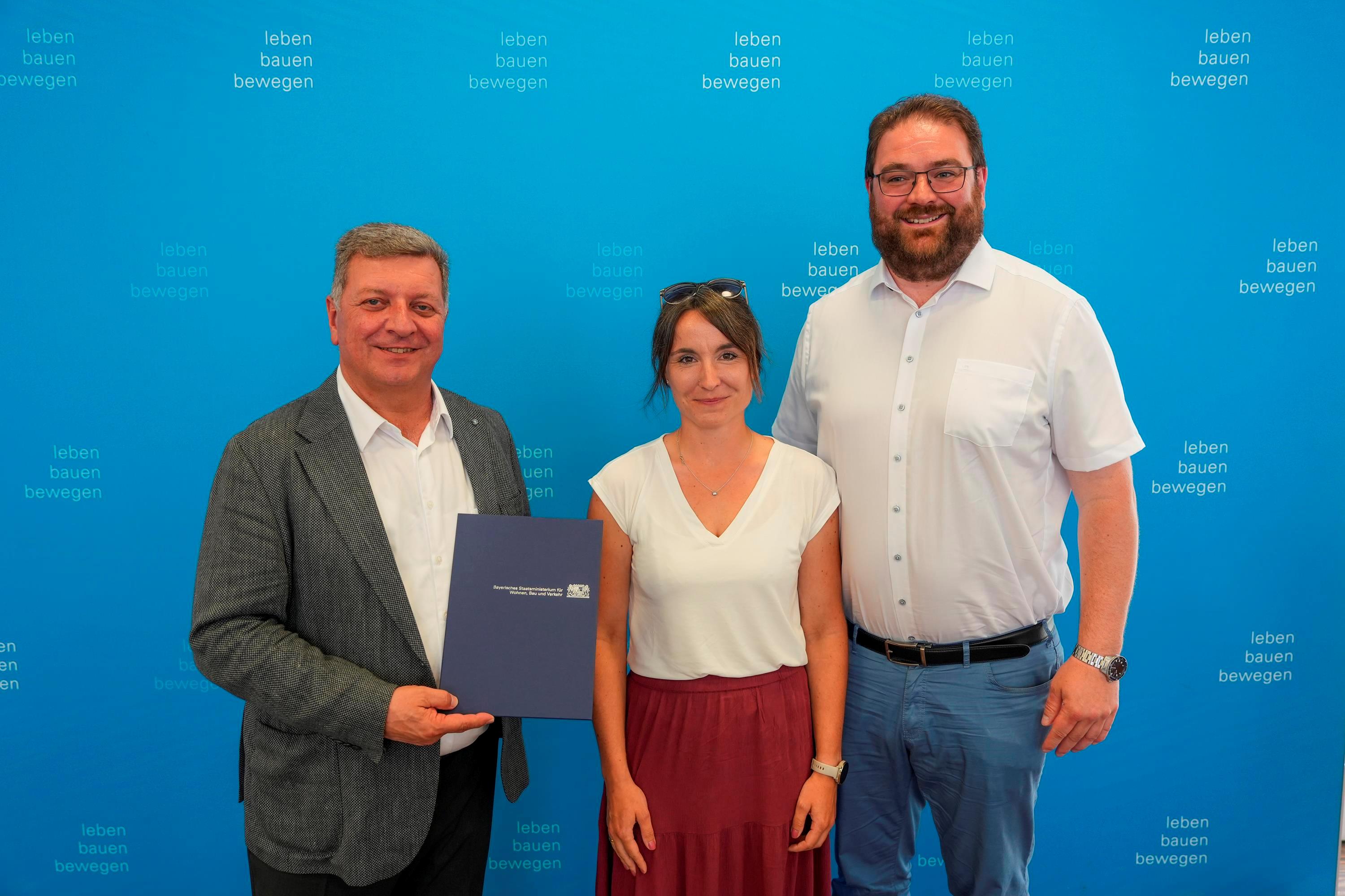 Nathalie Hien erhält die Zertifizierungsurkunde