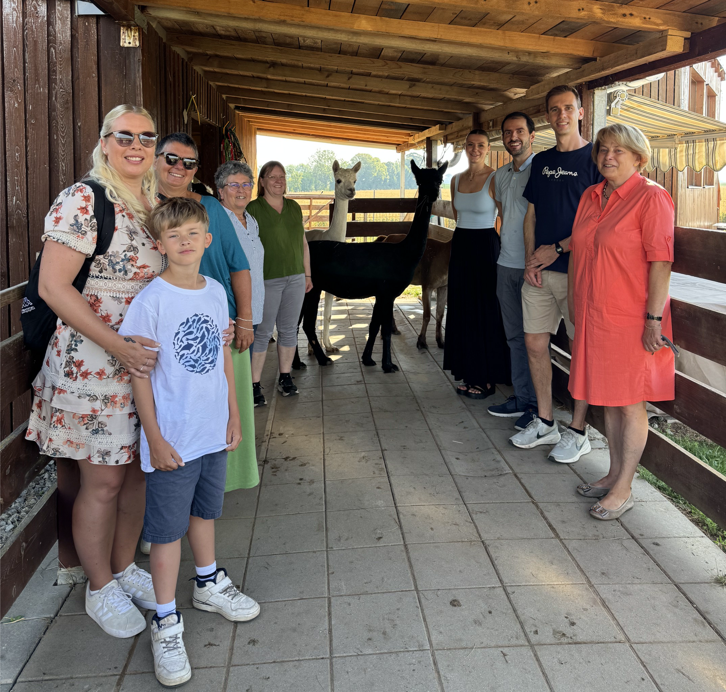 Gruppenfoto auf dem Alpakahof mit den Tieren