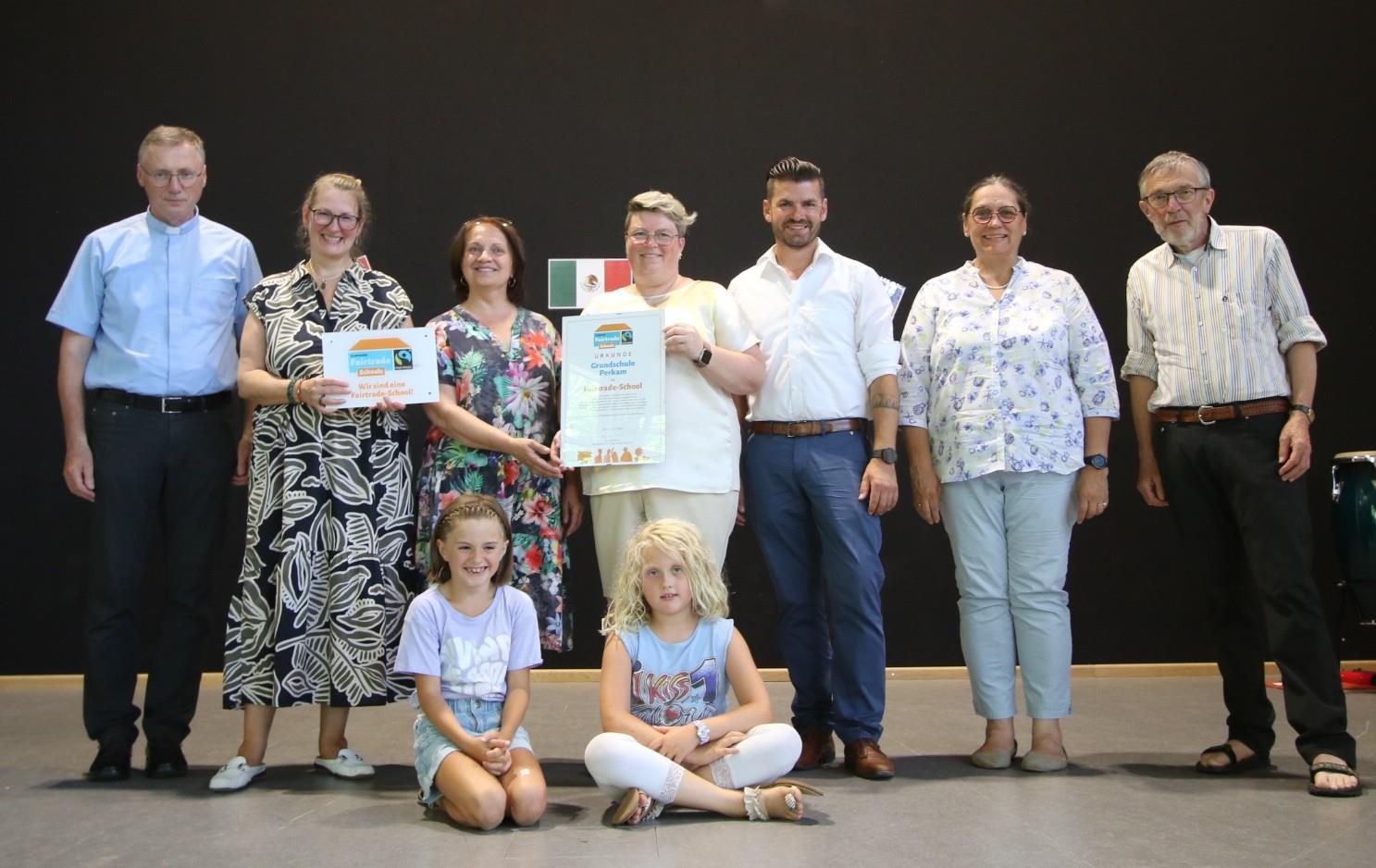 Übergabe der Fairtrade-Urkunde an die Grundschule Perkam
