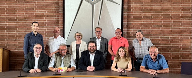 Gruppenbild von neuer und alter Vorstandschaft und Geschäftsführung