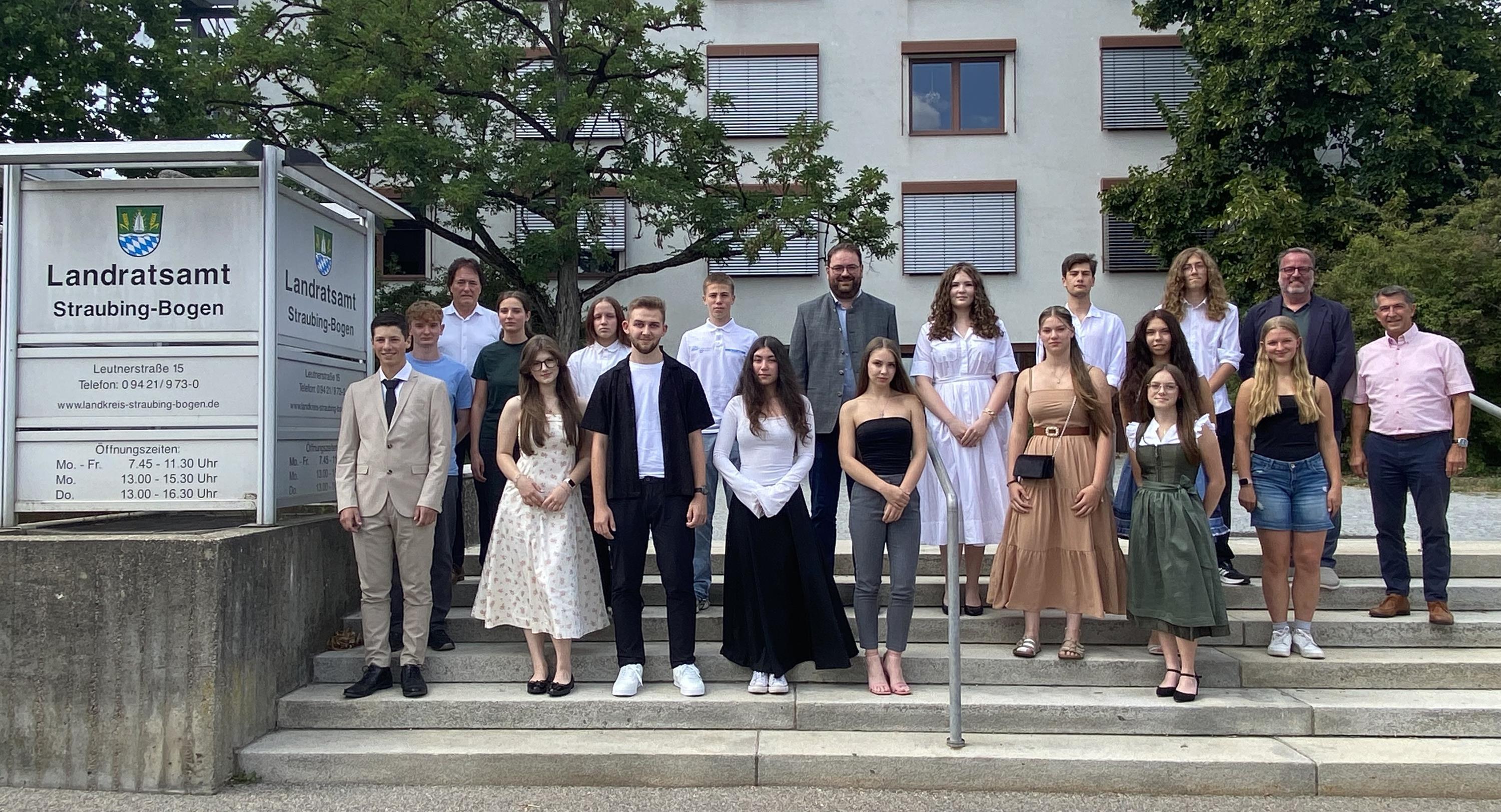 Die geehrten Schülerinnen und Schüler vor dem Landratsamt