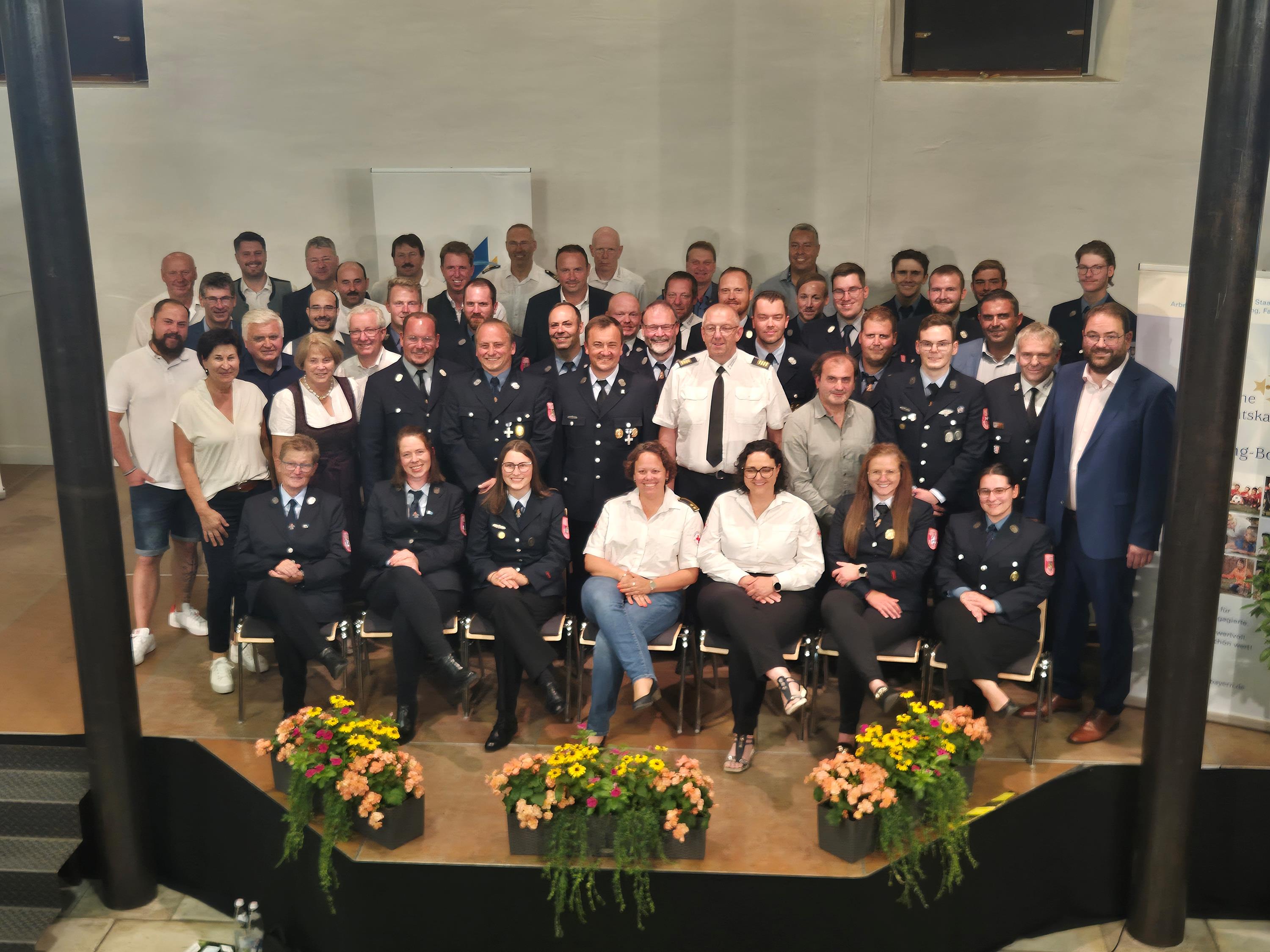 Gruppenfoto Ehrenamtskarte Blaulicht