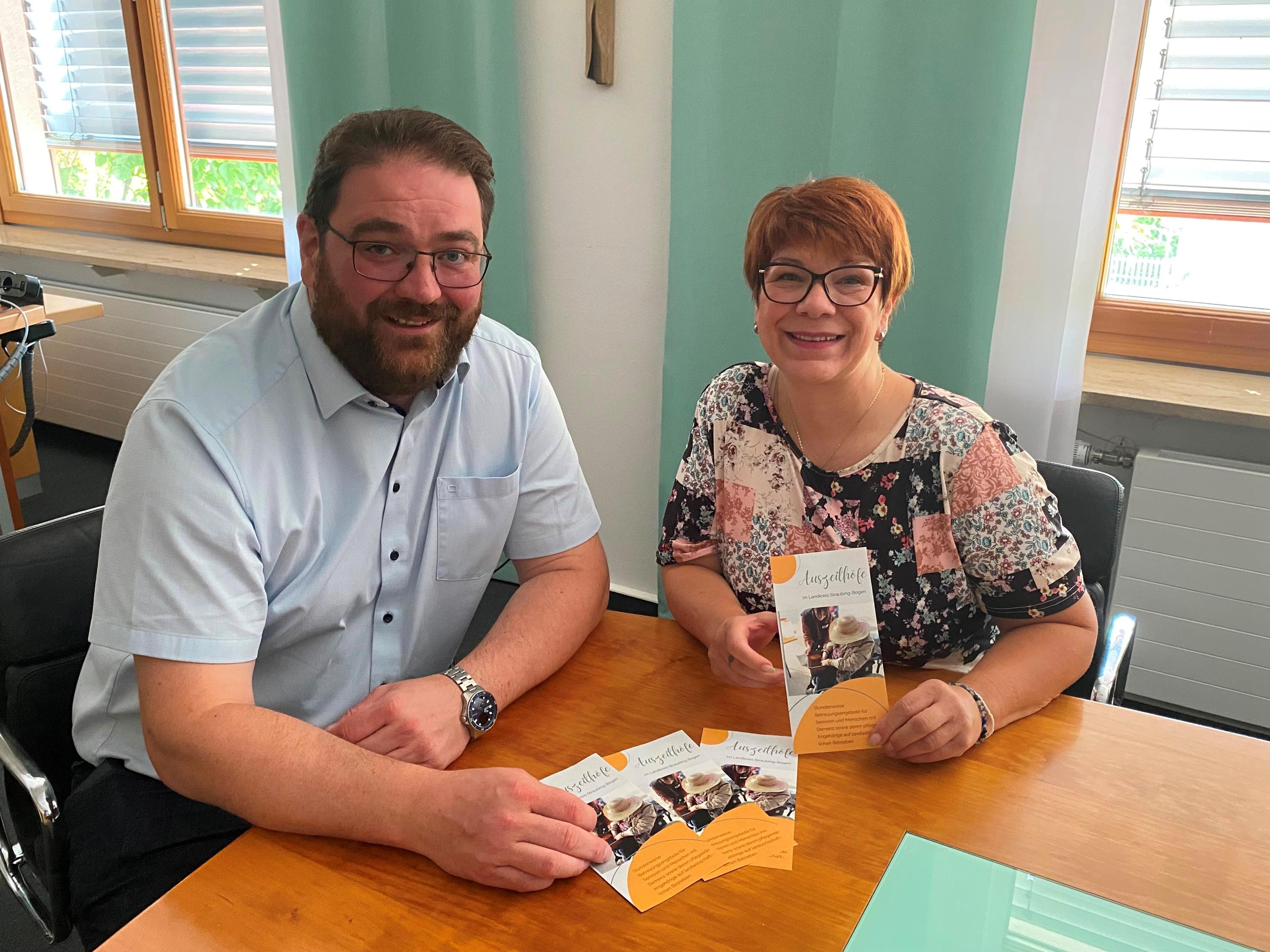 Barbara Herrnberger präsentiert Landrat Tobias Beck die neuen Flyer.