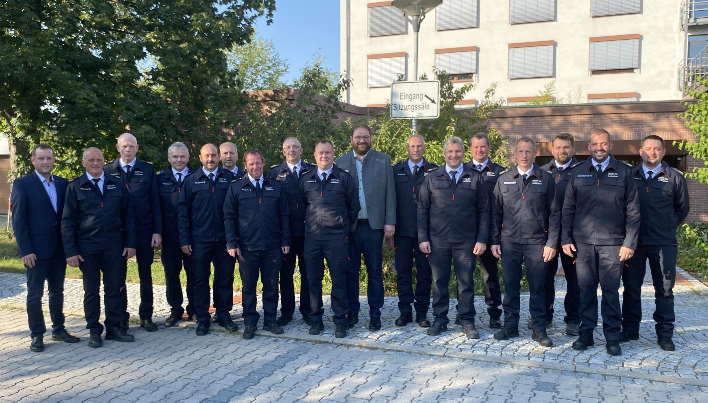 Die Führungsdienstgrade der Landkreis-Feuerwehren beim Gruppenfoto 