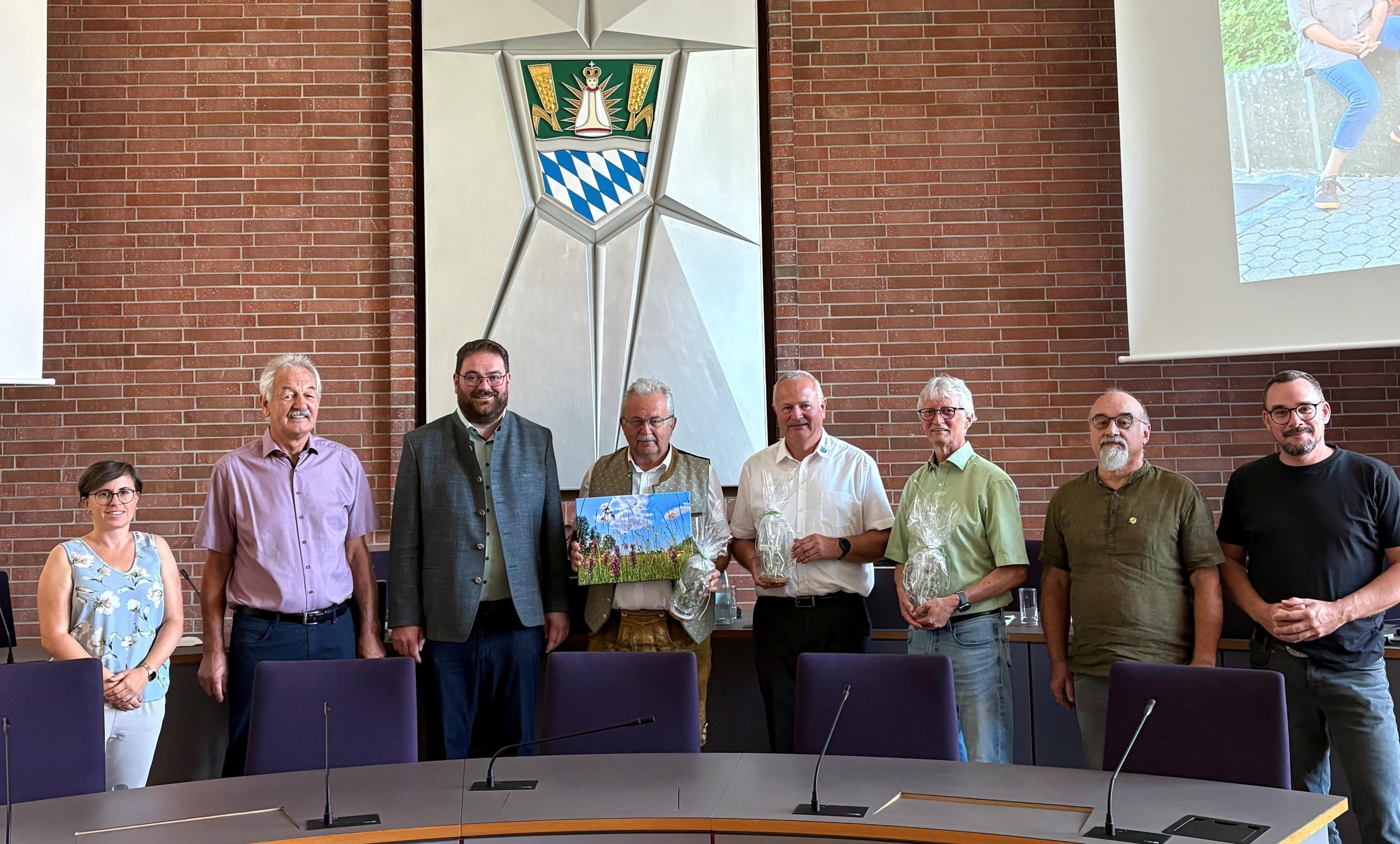 Die neue Vorstandschaft mit den Verabschiedeten beim Gruppenfoto