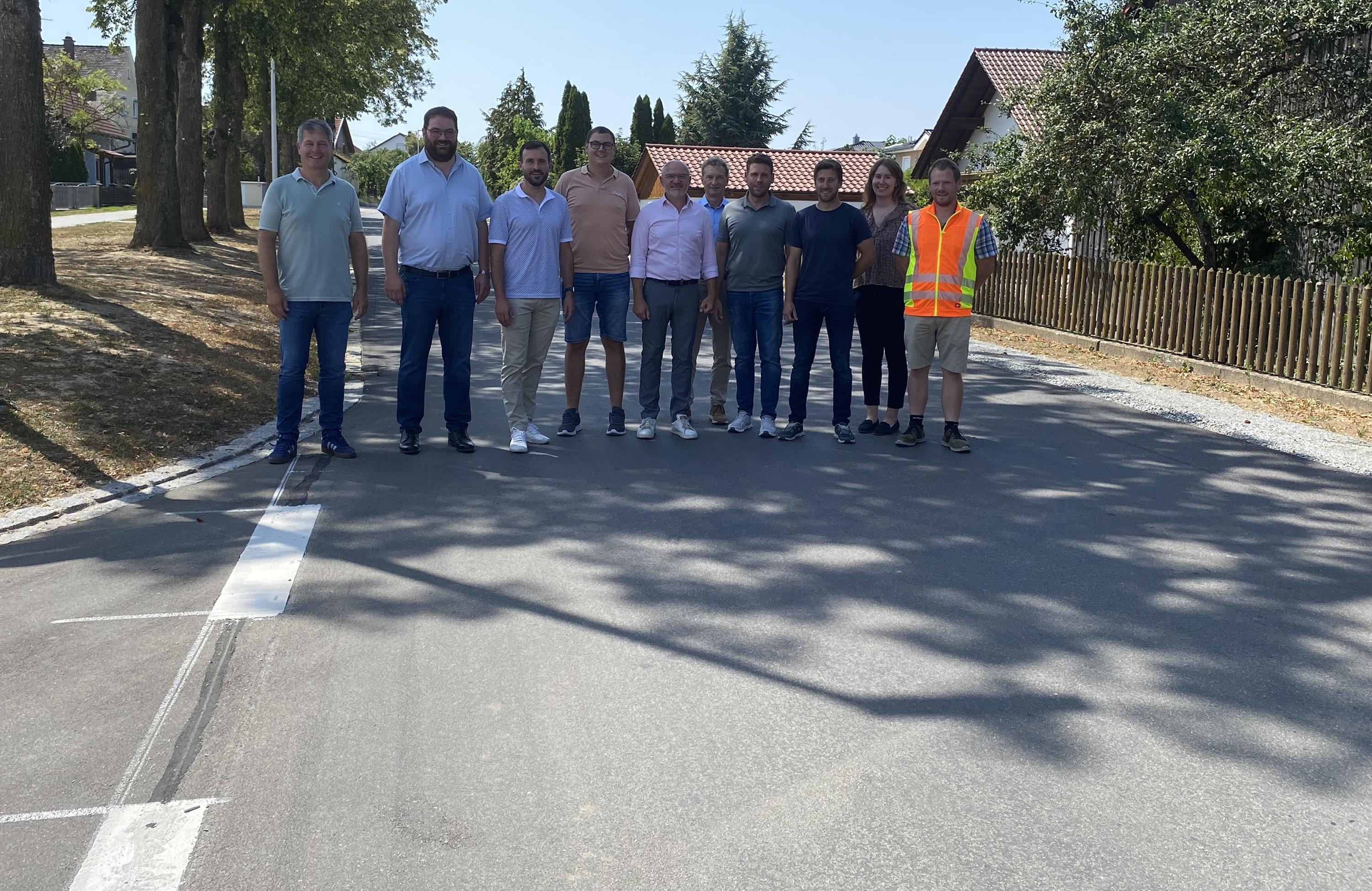 Gruppenfoto an der sanierten Straße.