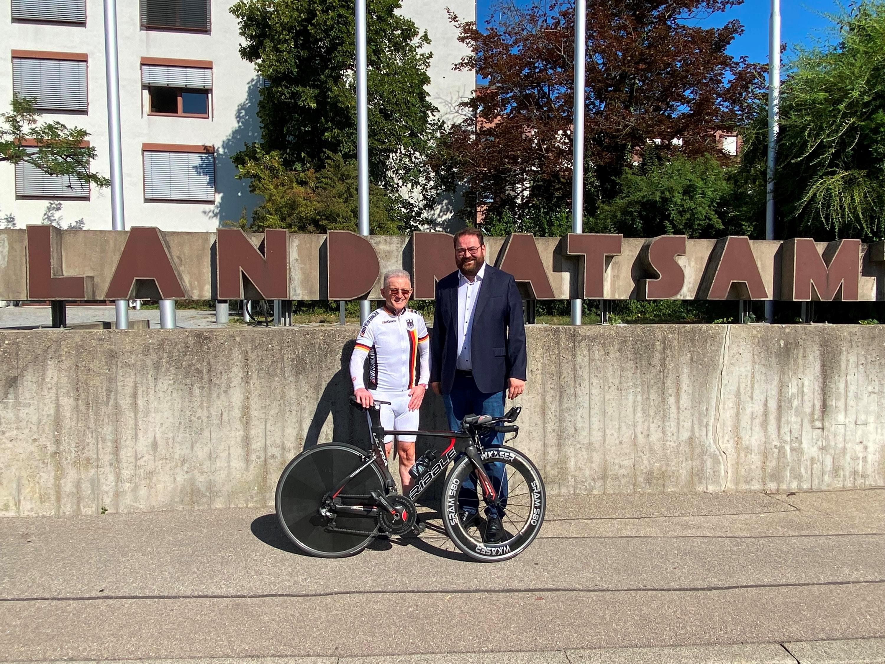 Werner Käser und Tobias Beck mit Fahrrad vor dem Landratsamt