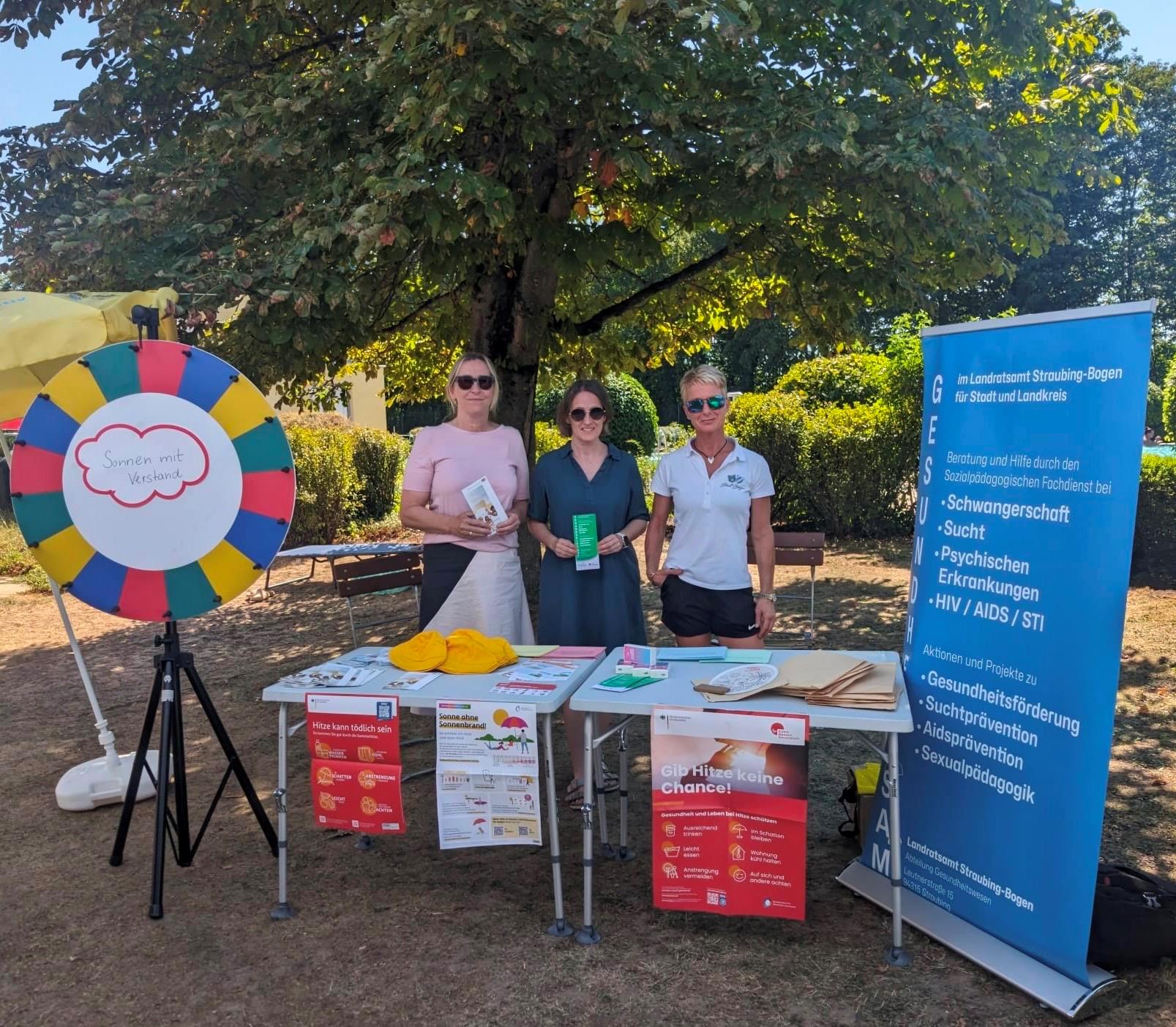 Die Sozialpädagoginnen mit der Betriebsleiterin am Infostand.
