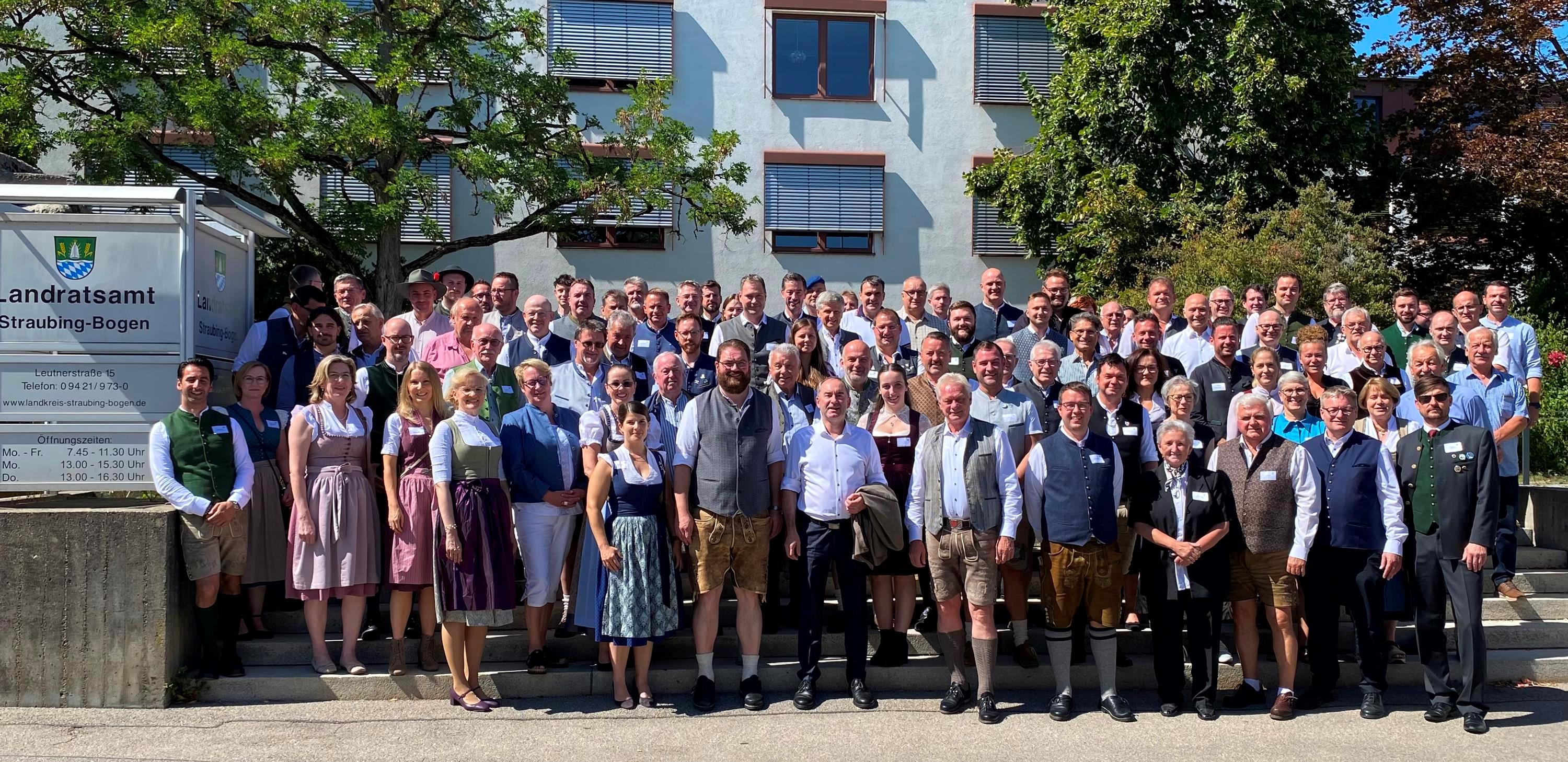 Gruppenfoto der Teilnehmenden vor dem Landratsamt