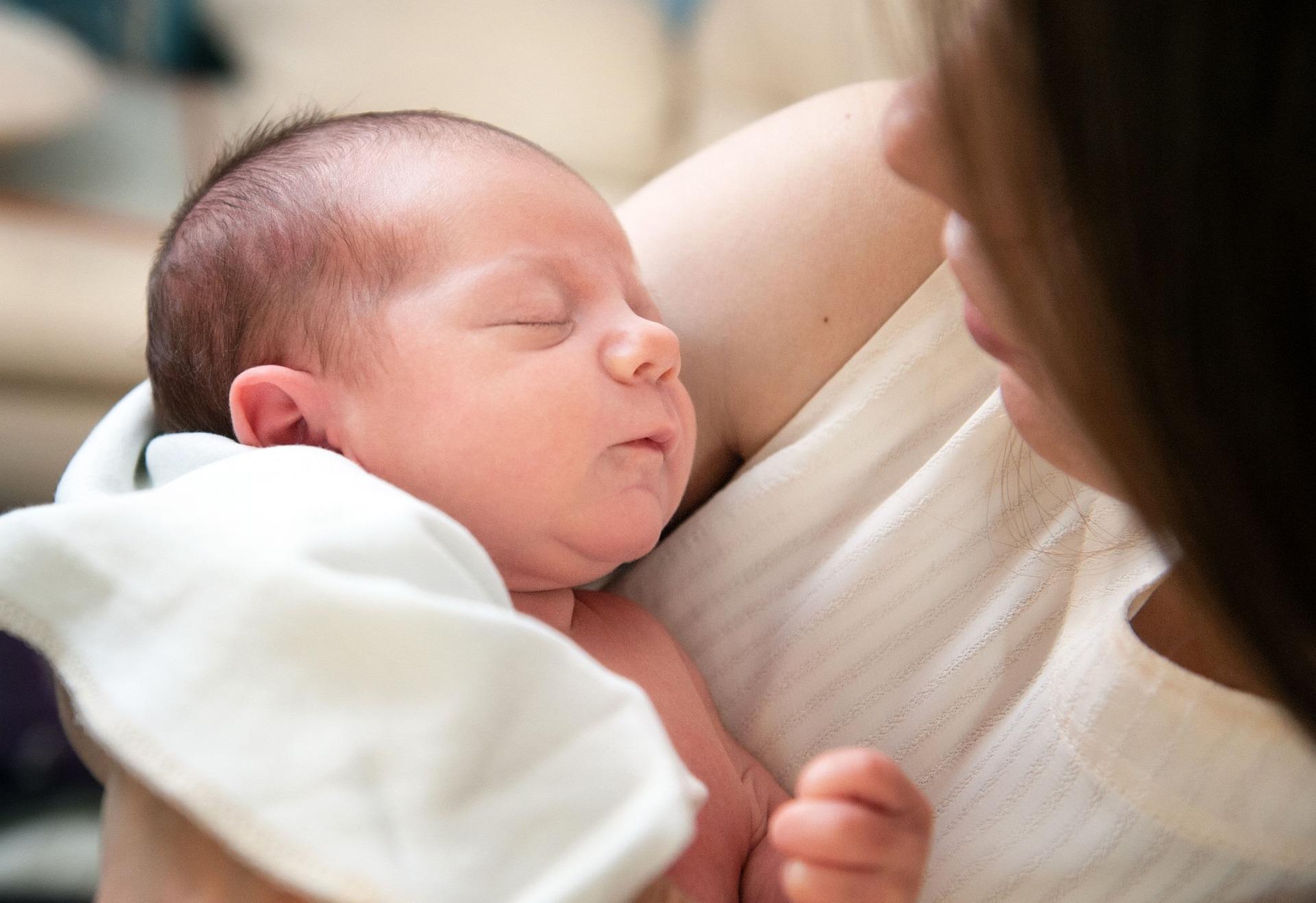 Symbolbild eines Babys auf den Armen der Mutter