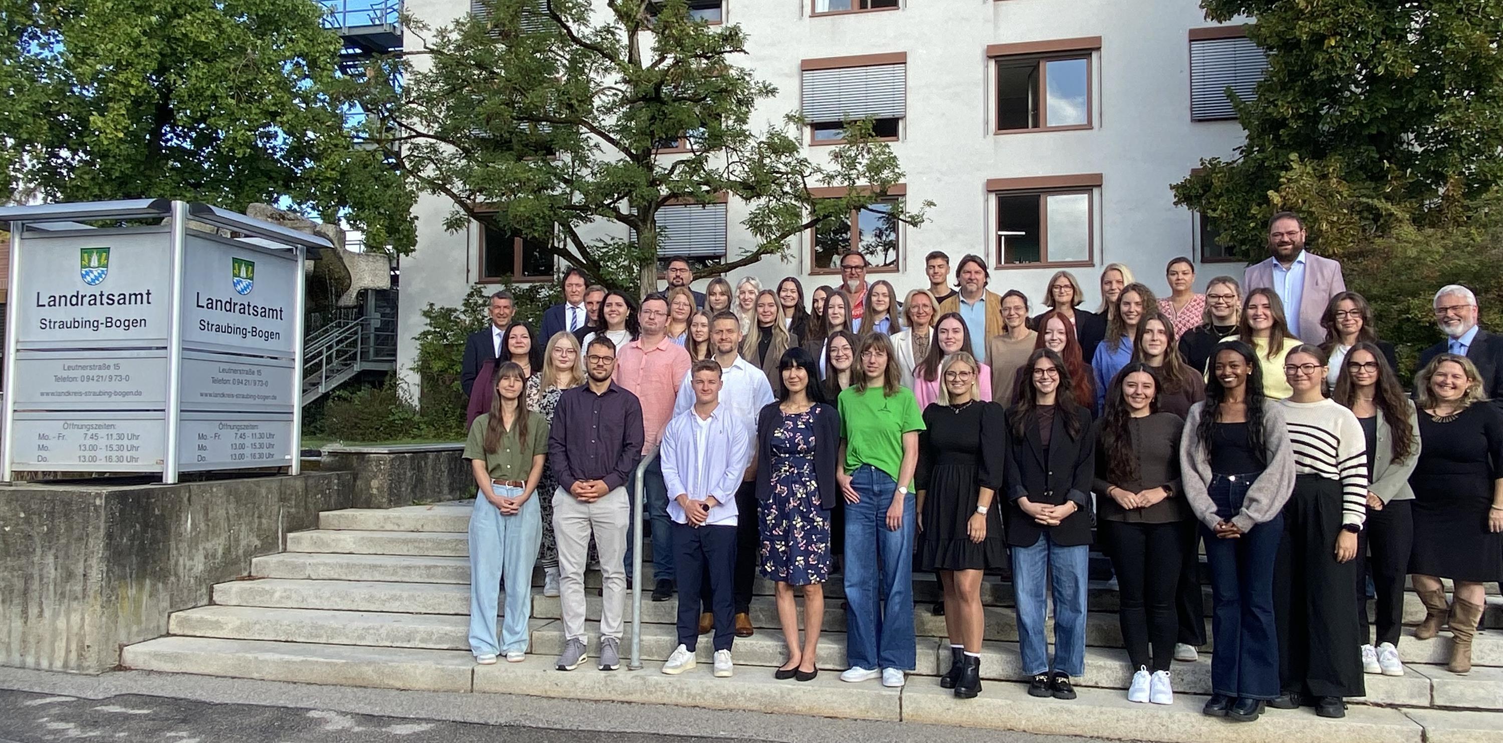 Gruppenfoto vor dem Landratsamt