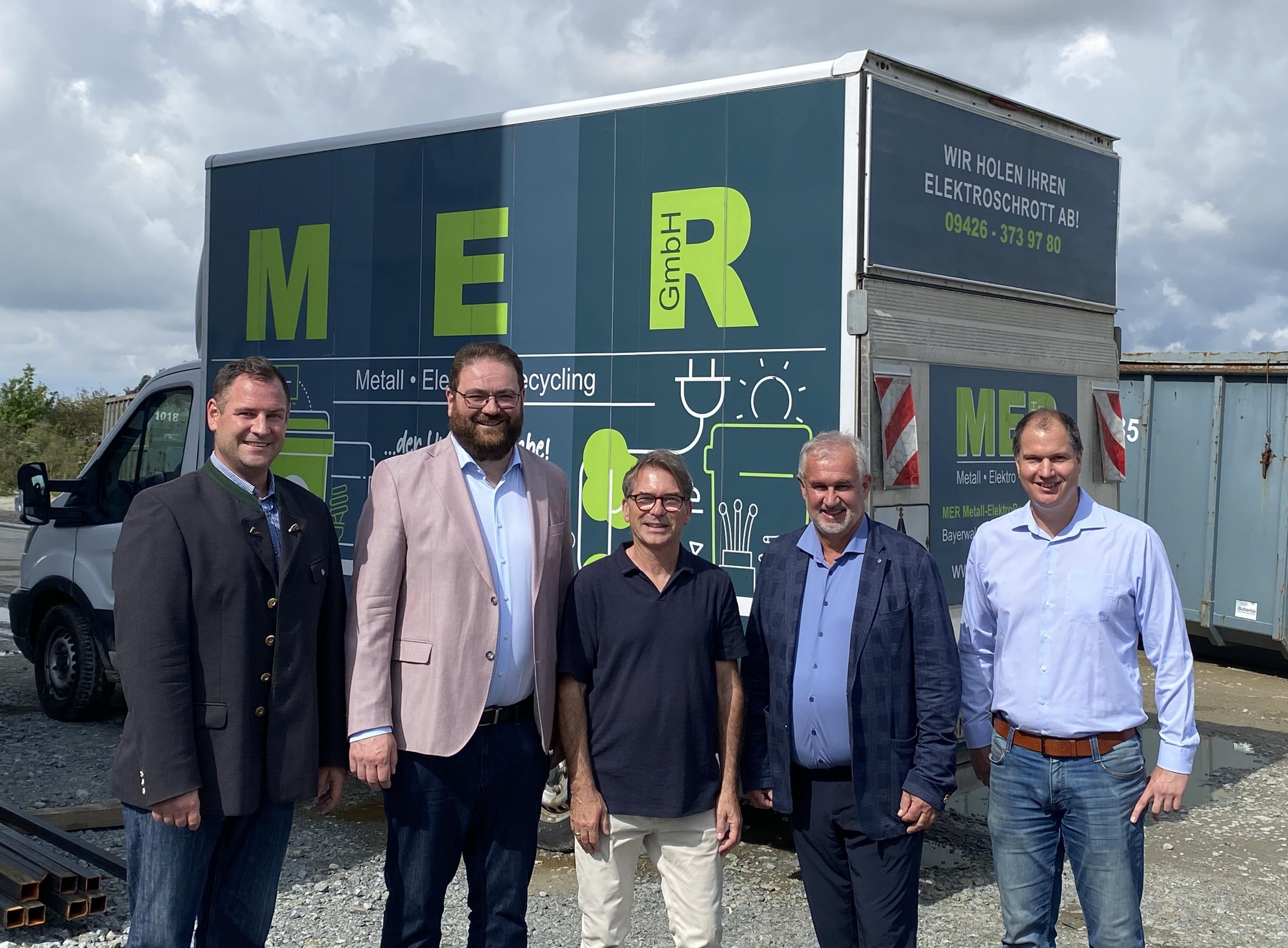 Gruppenfoto vor den Geschäftsräumen von MER