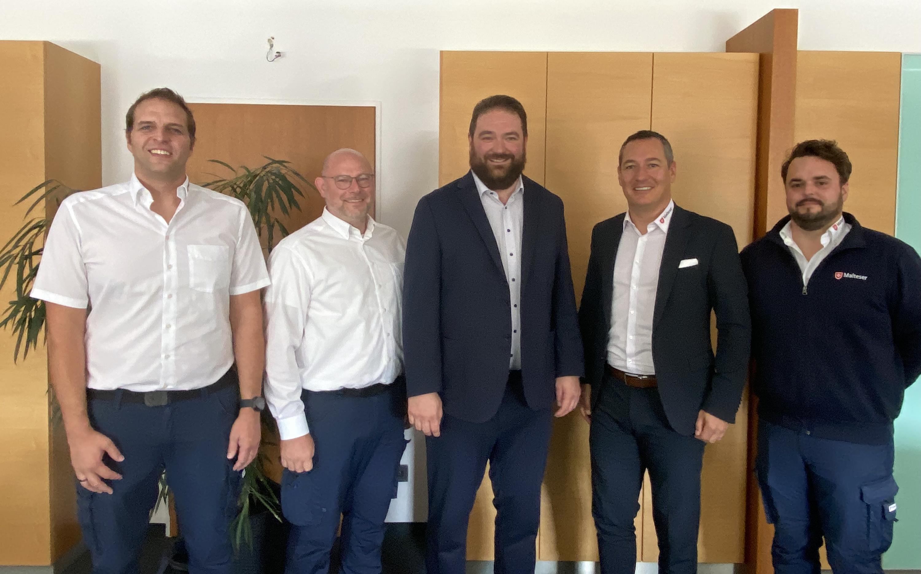 Gruppenbild im Büro des Landrats
