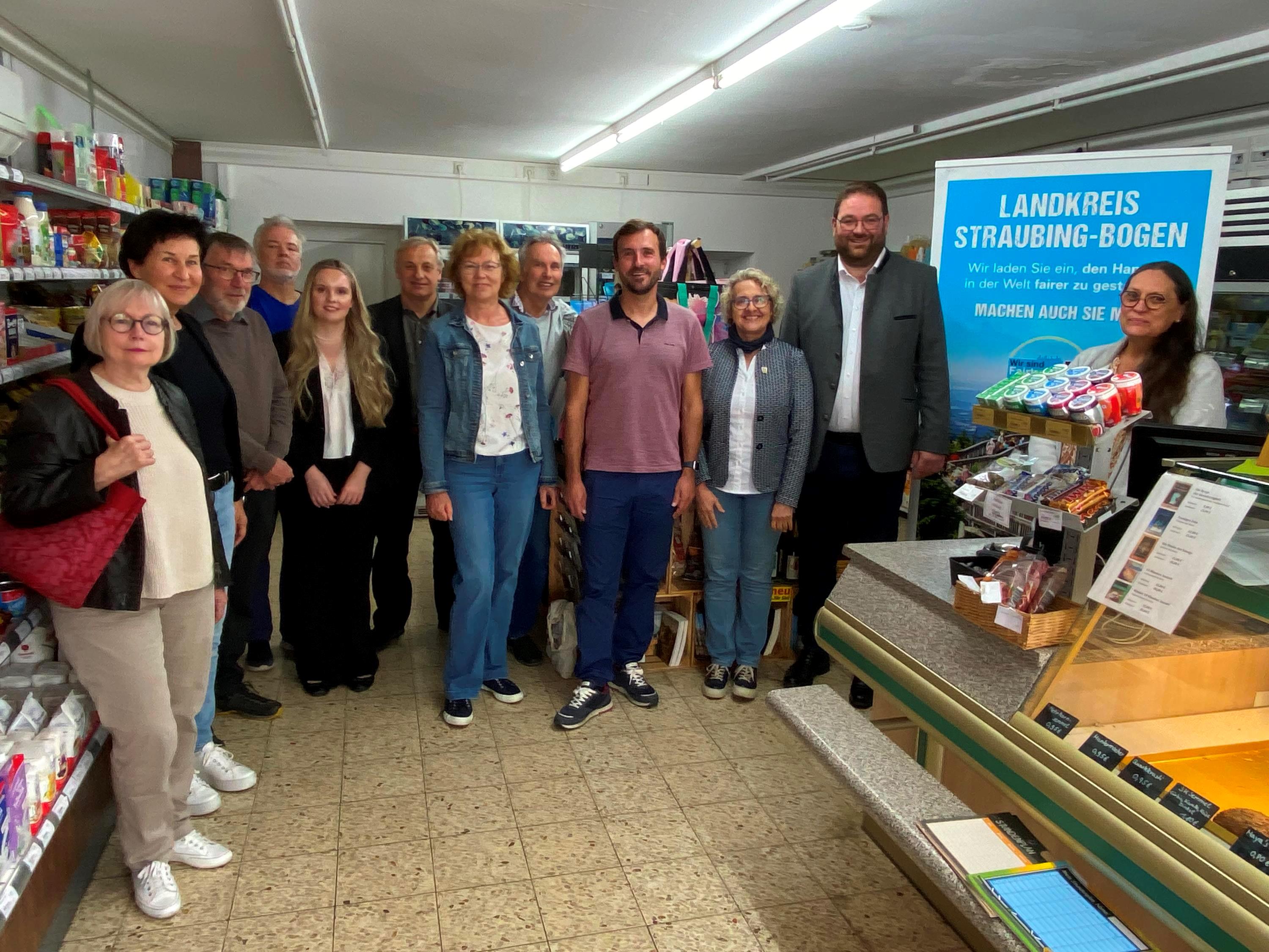 Gruppenfoto im Dorfladen in Irlbach