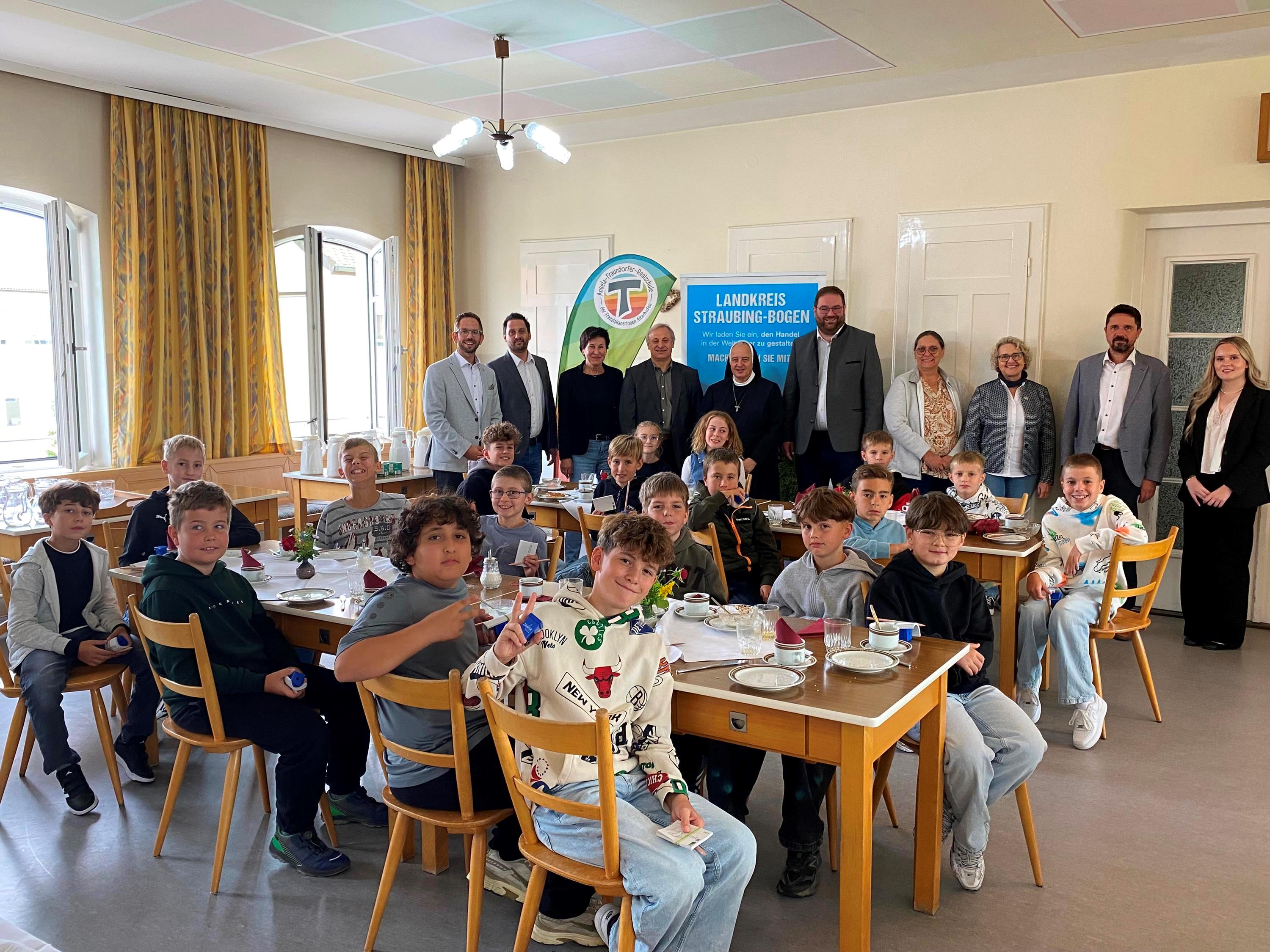 Gruppenfoto im Essensraum der Realschule