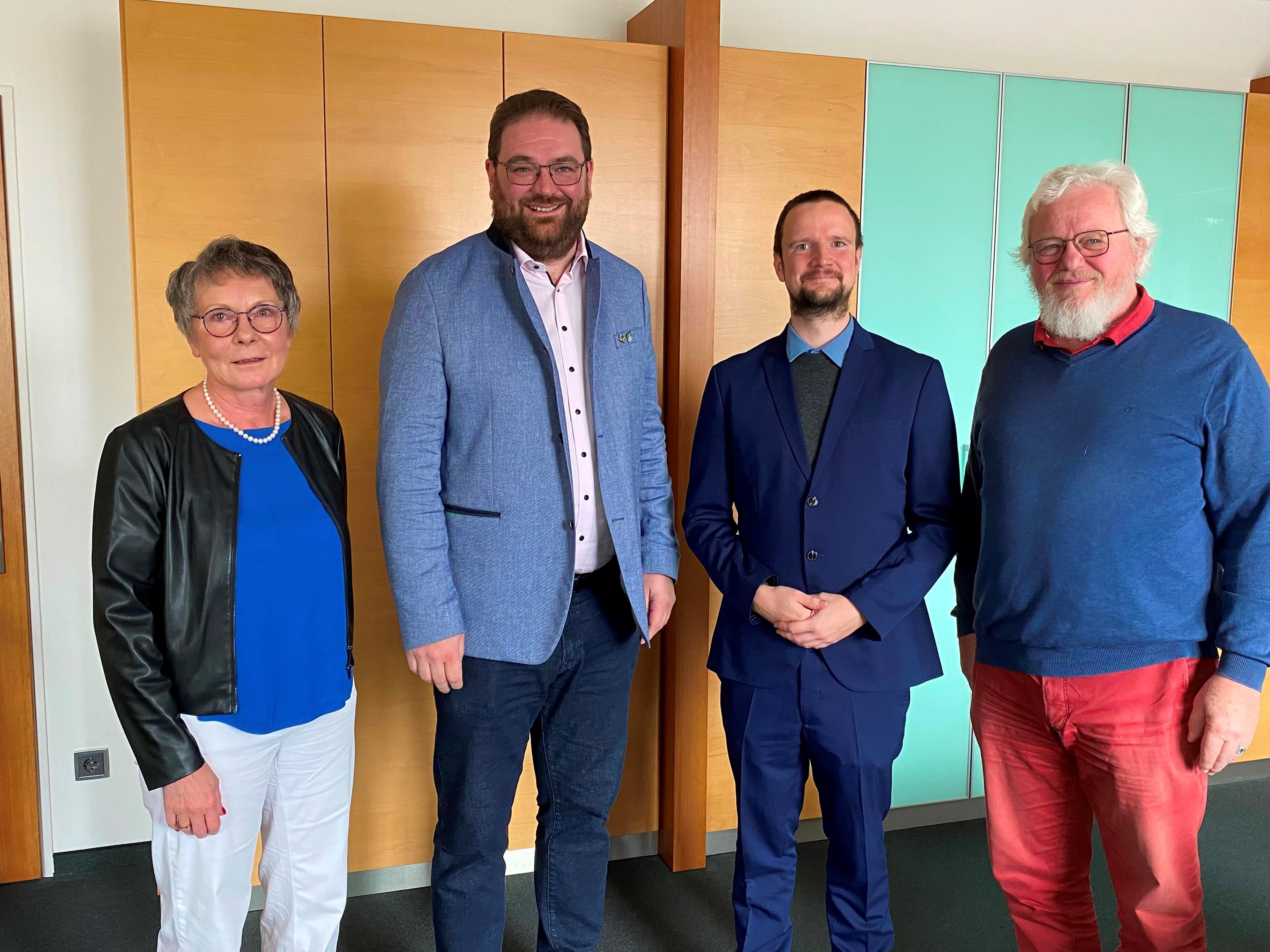 Gruppenfoto im Büro des Landrats