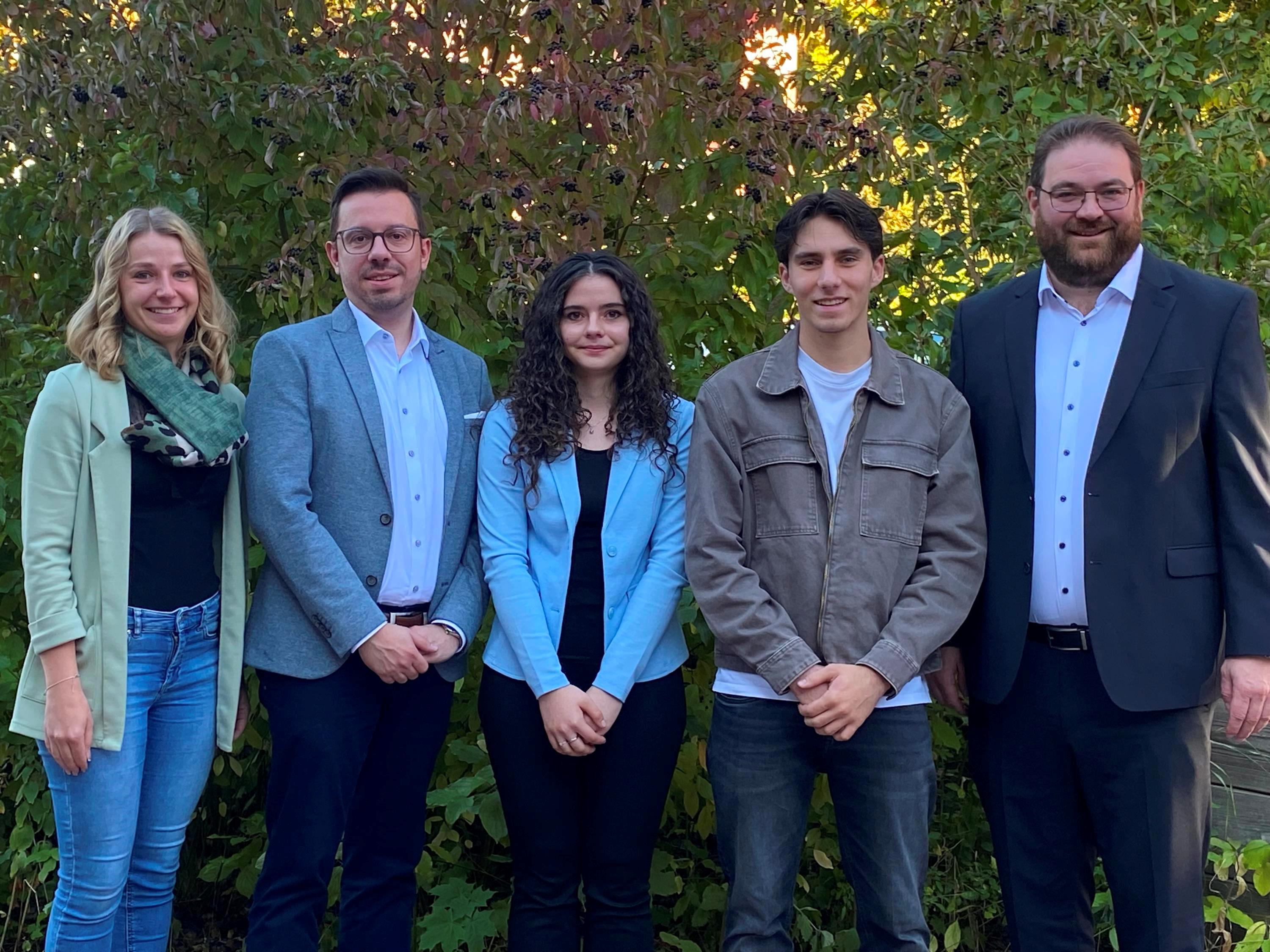 Gruppenfoto der Studenten mit Personalverwaltung und Landrat