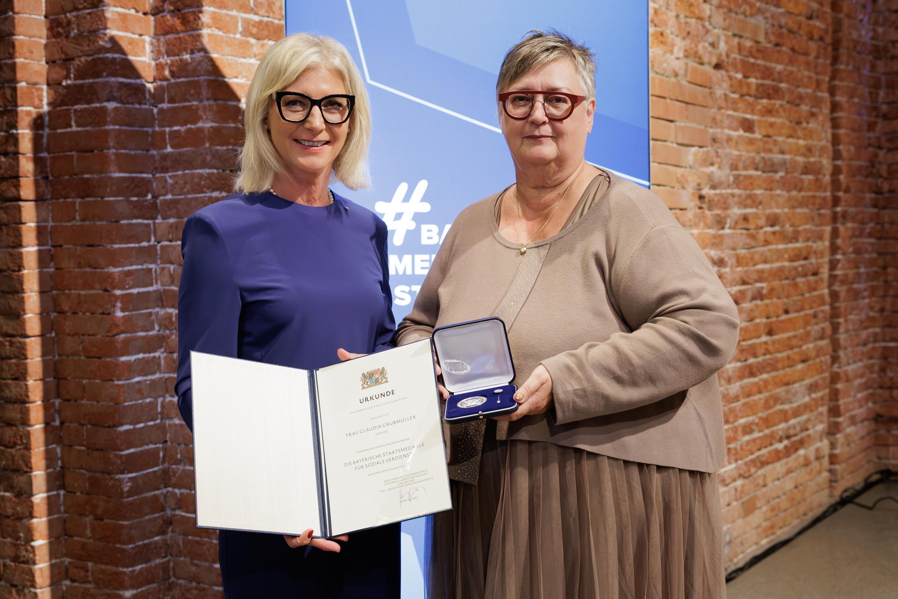 Claudia Grubmüller erhält die Auszeichnung von Staatsministerin Scharf