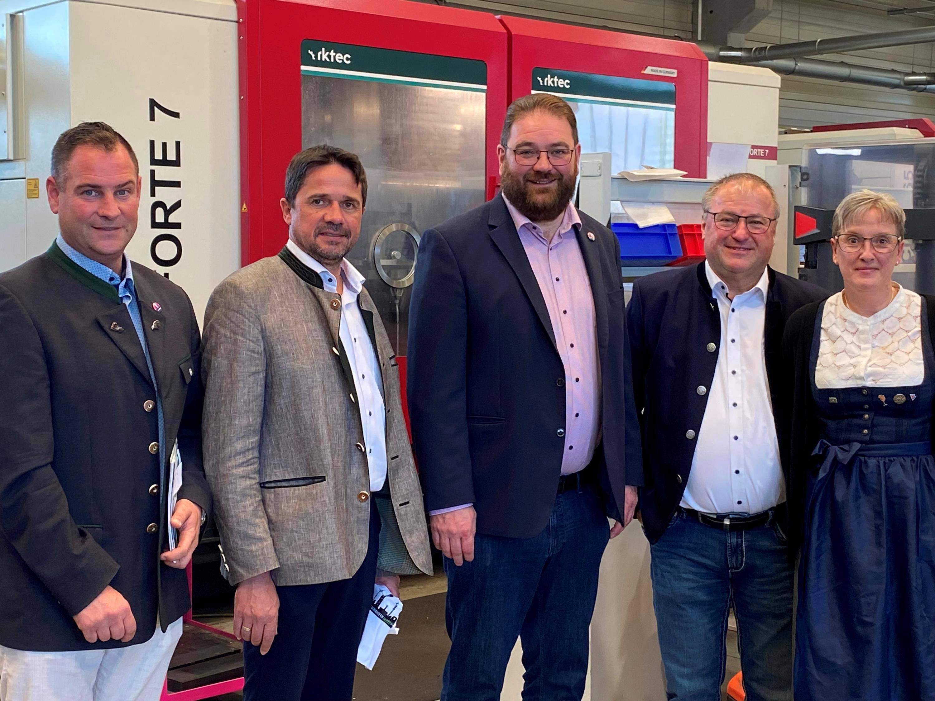 Gruppenfoto in den Produktionsräumen von rk-tec