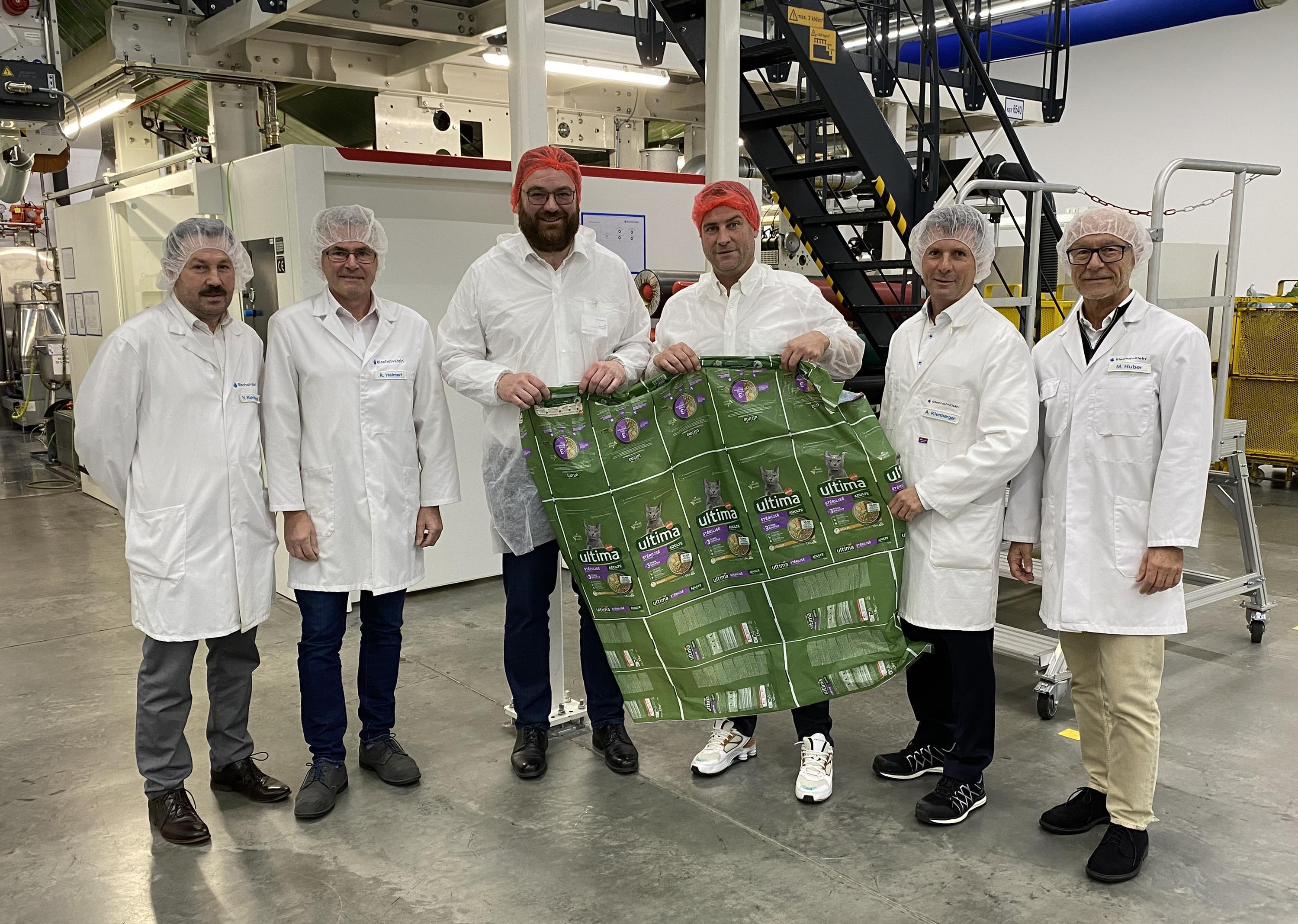 Gruppenfoto in den Produktionsräumen