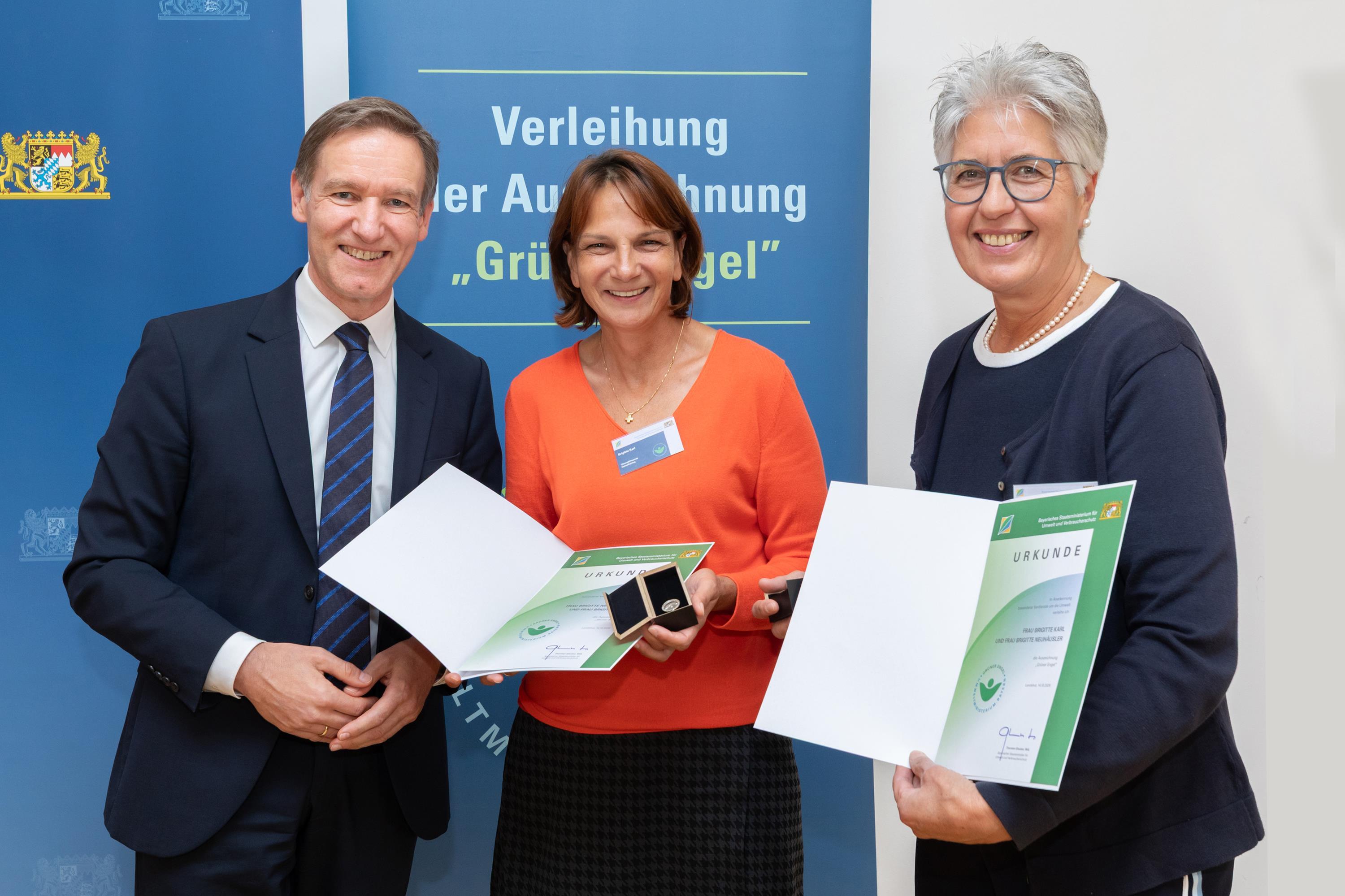 Der Regierungspräsident überreicht die Urkunde