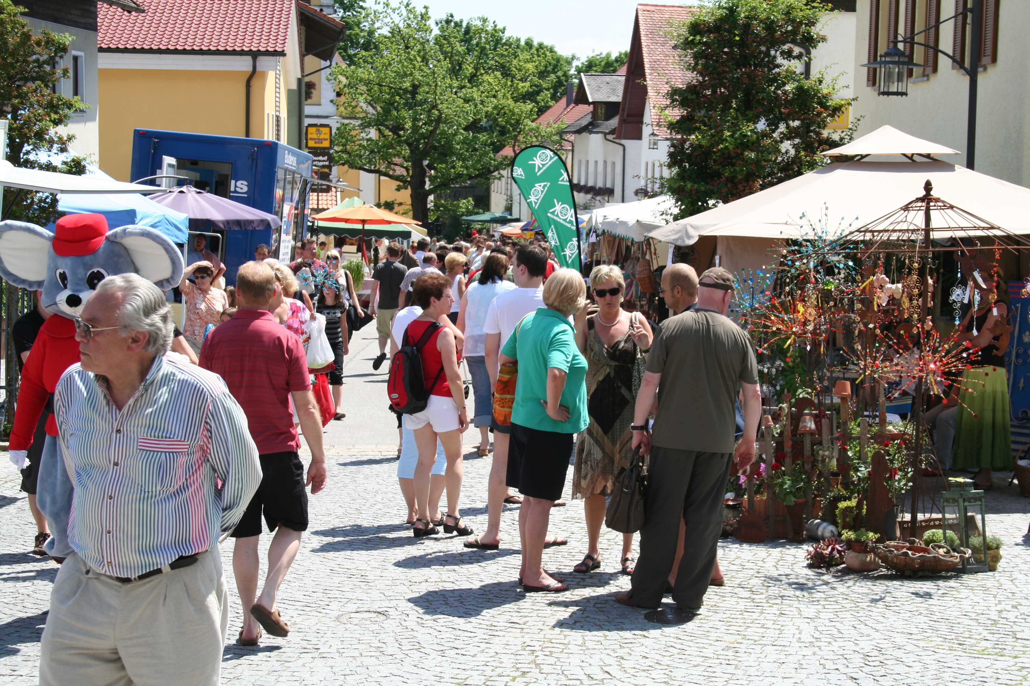 Buntes Markttreiben in der Burgstraße3.jpg