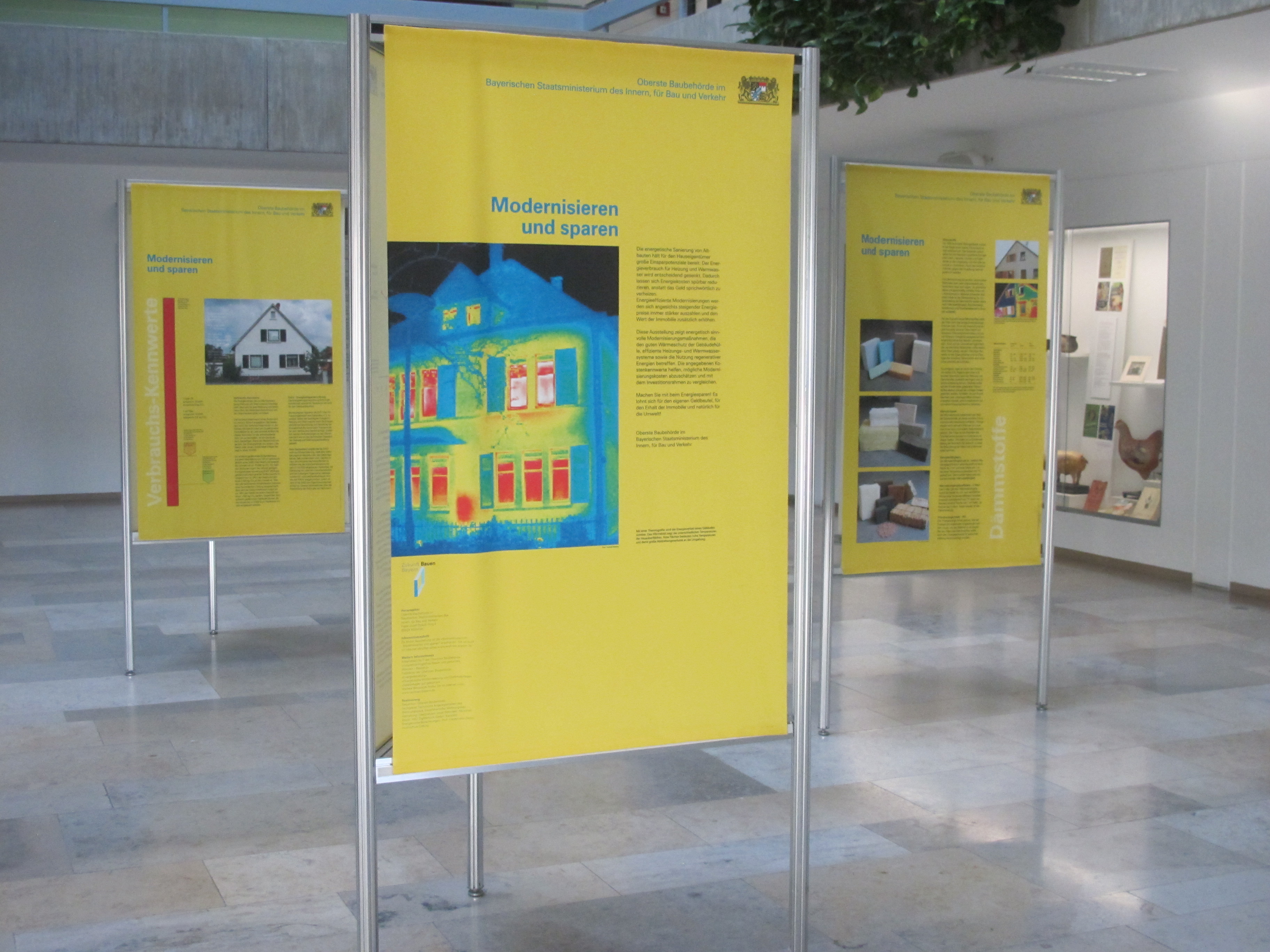 Ausstellung Modernisieren und sparen in der Aula des Landratsamtes.