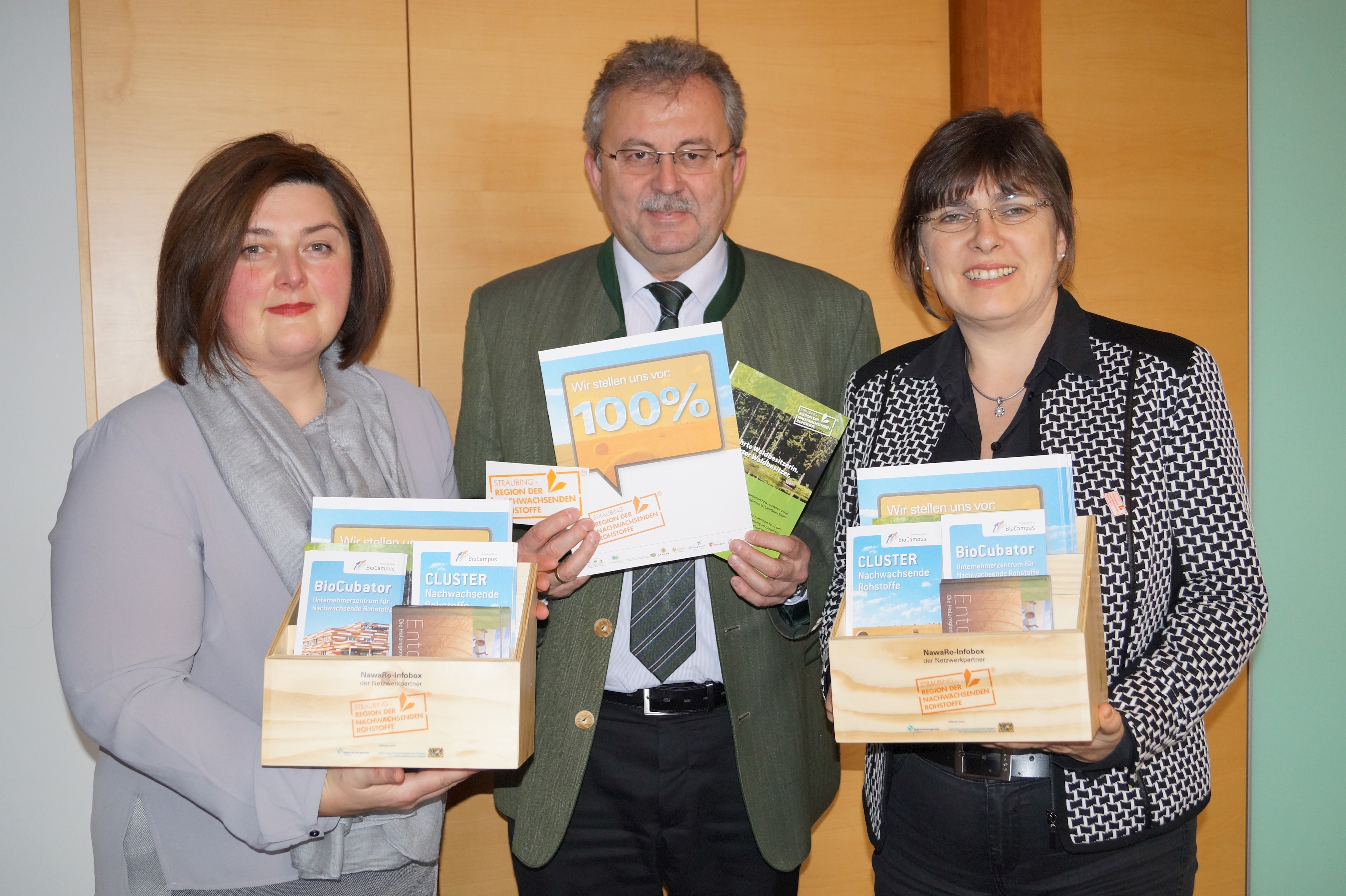 Landrat Josef Laumer, Regionalmanagerin Rita Kienberger (rechts) und Claudia Kirchmair (links) von der BioCampus Straubing GmbH stellen die NawaRo-Infobox vor.