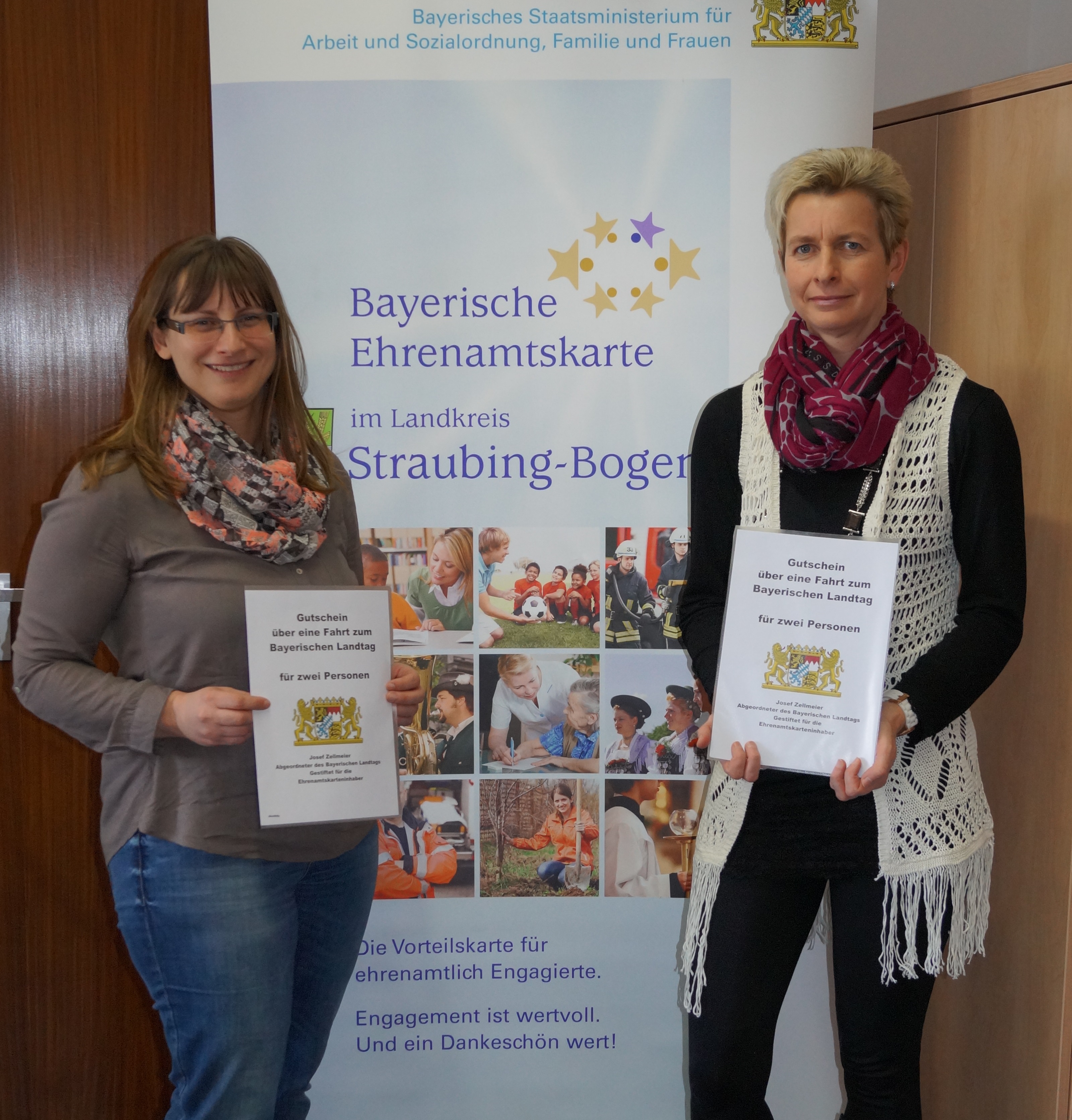 Birgit Scheuerer und Anette Eichenseher freuen sich über den Gewinn der Gutscheine