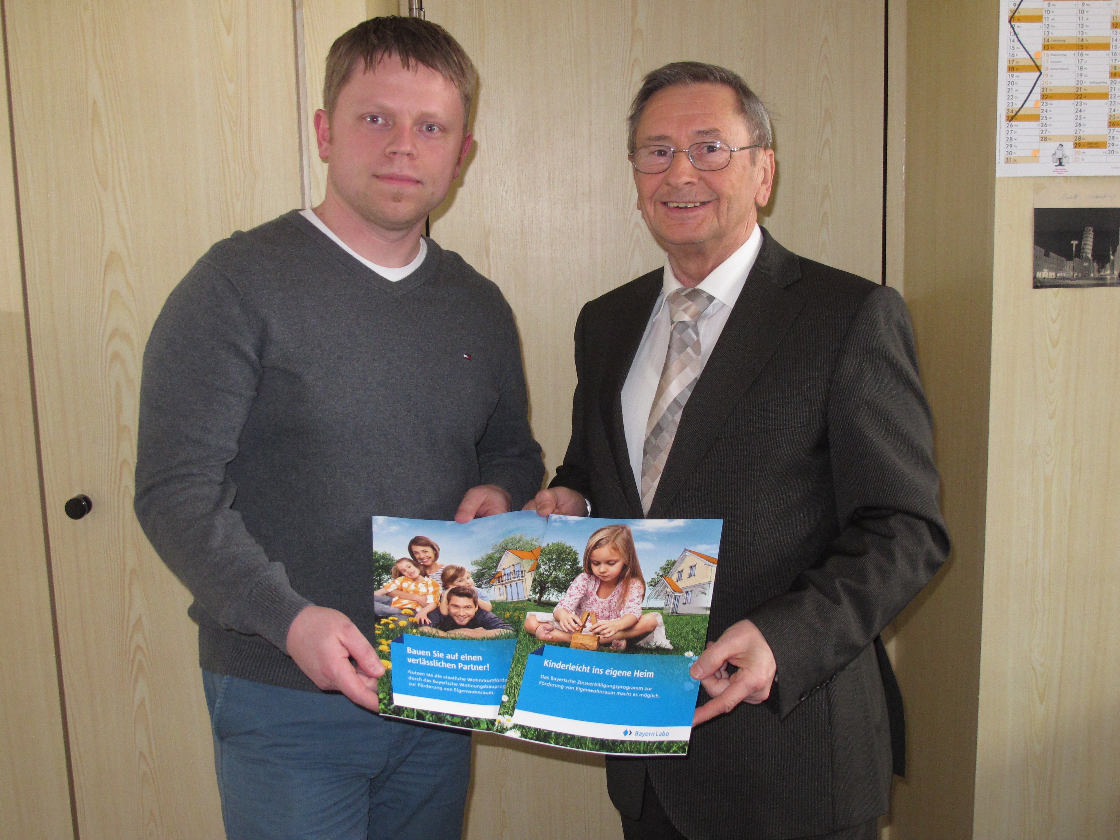 Fragen rund um die Wohnungsbauförderung beantworten Stefan Schmidberger (links) und Richard Häusler vom Landratsamt Straubing-Bogen.