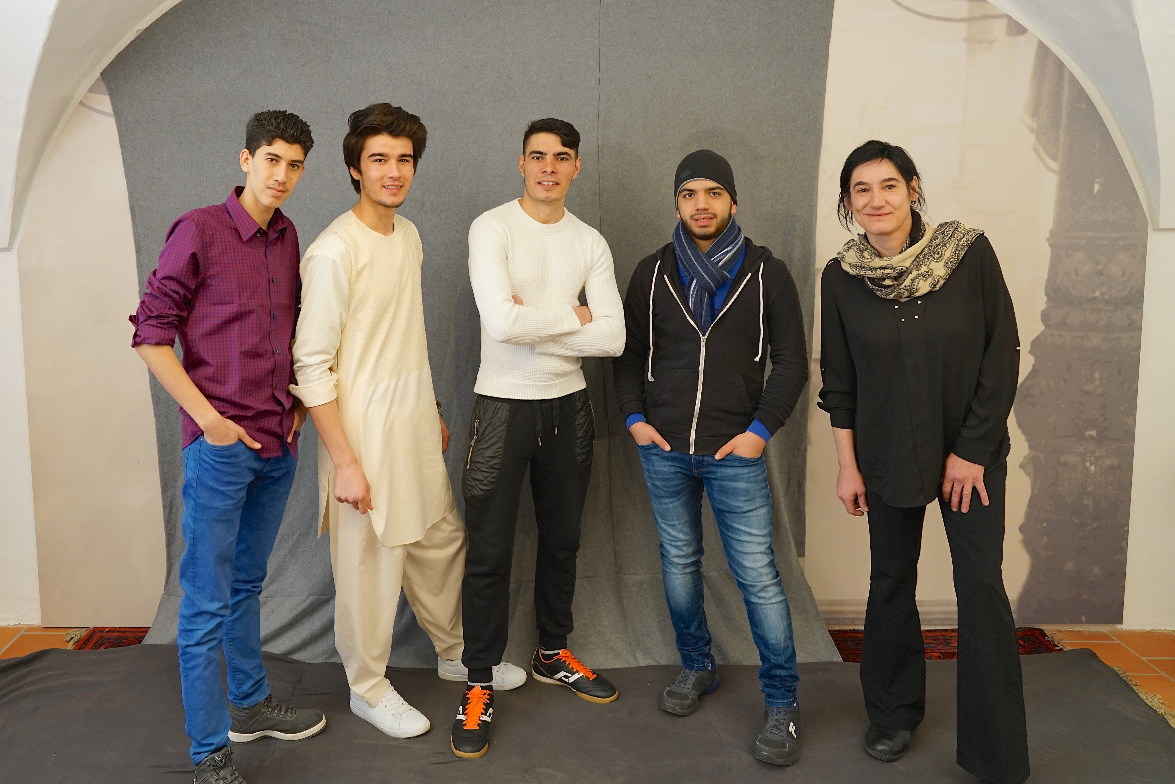 Flüchtlinge und Ihre Kleidung, Gruppenbild junge Männer Leider haben wir keinen Alternativtext zu diesem Bild, aber wir arbeiten daran.