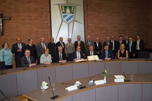 Die Bürgermeister der begünstigten Gemeinden gemeinsam mit den Vertretern der Bundes- und Landespolitik sowie des Kreistags.